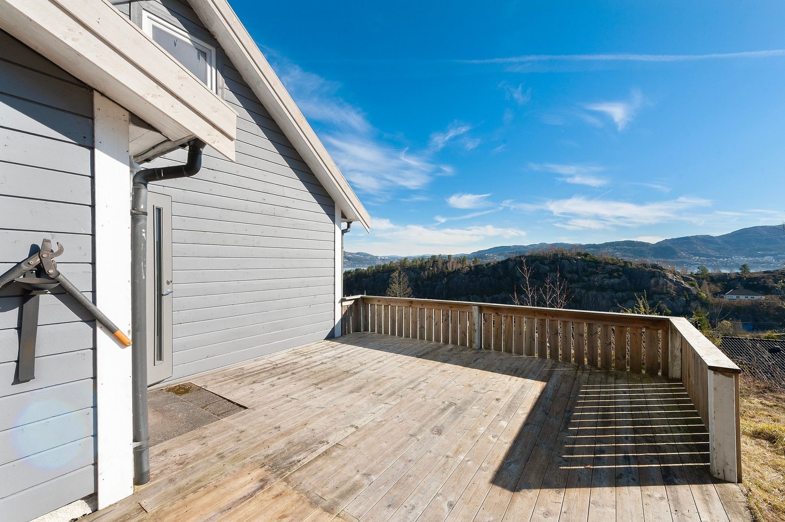 Terrasse med utsikt mot båthavnen Galleribilde