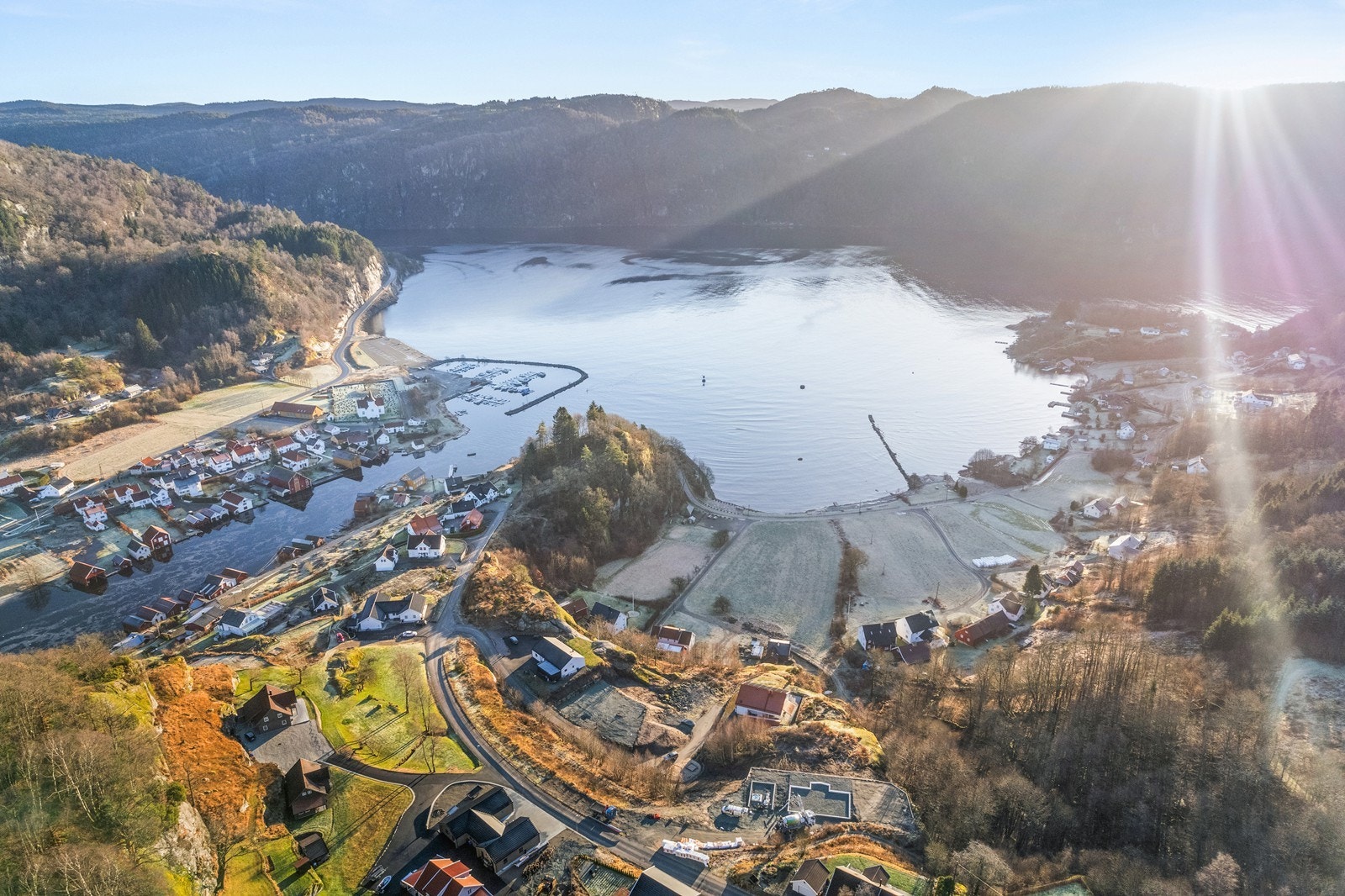 Fra tomten er det kort vei ned til Sande med sandstrand. Galleribilde