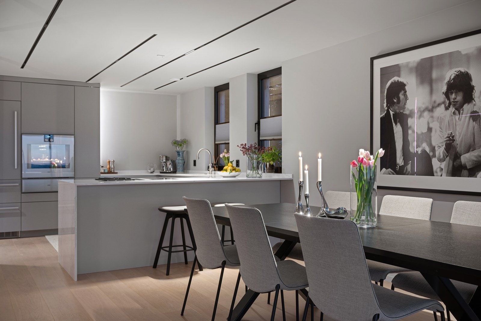 Boligen er betydelig påkostet med blant annet hvitevarer fra eksklusive Gaggenau, ledstriper innfelt i tak og spesialbygde baderomsmøbler for å trekke frem noe Galleribilde
