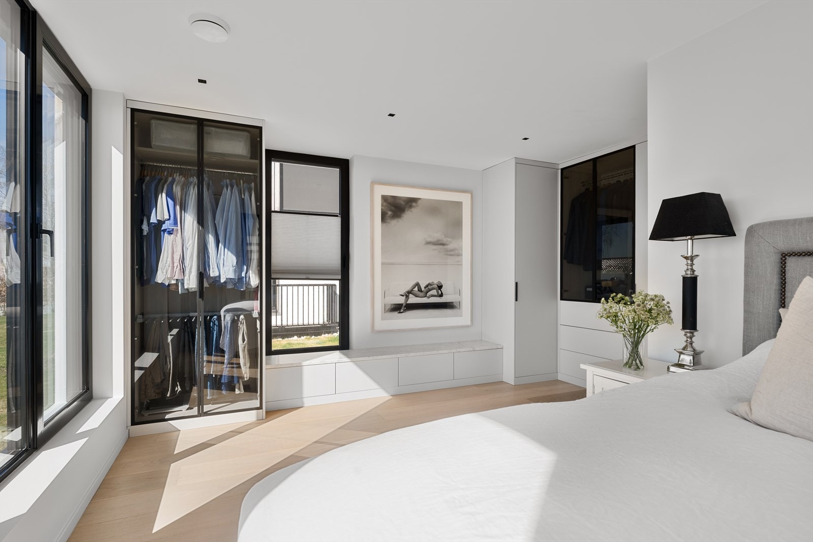 Garderobe i master bedroom har spesialtilpassede løsninger med benkeplate i Carrara-marmor, LED-stripe innfelt i skapene for optimal belysning, Elektriske Servo-Drive-skuffer, Spesialdører med mørke glass Galleribilde