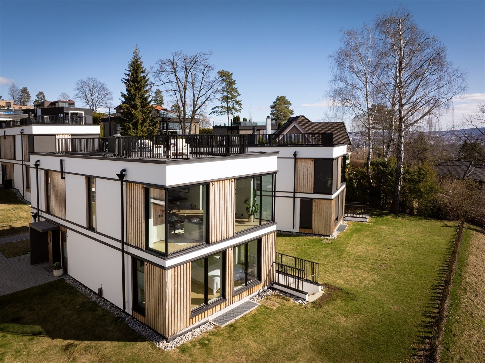 Det er gjort flere oppgraderinger av boligens utearealer, herunder lagt belegningsstein på gangsti og i inngangspartiet samt installert en glassbaldakin ved hybelinngang Galleribilde