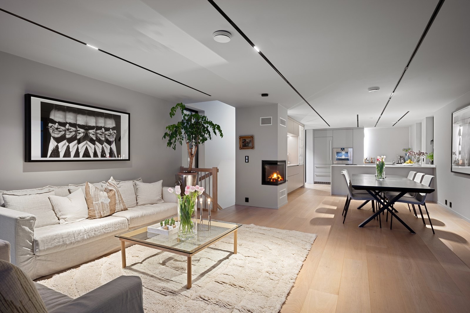 Det er god plass til stort langbord - Perfekt for sosiale sammenkomster med venner og familie Galleribilde