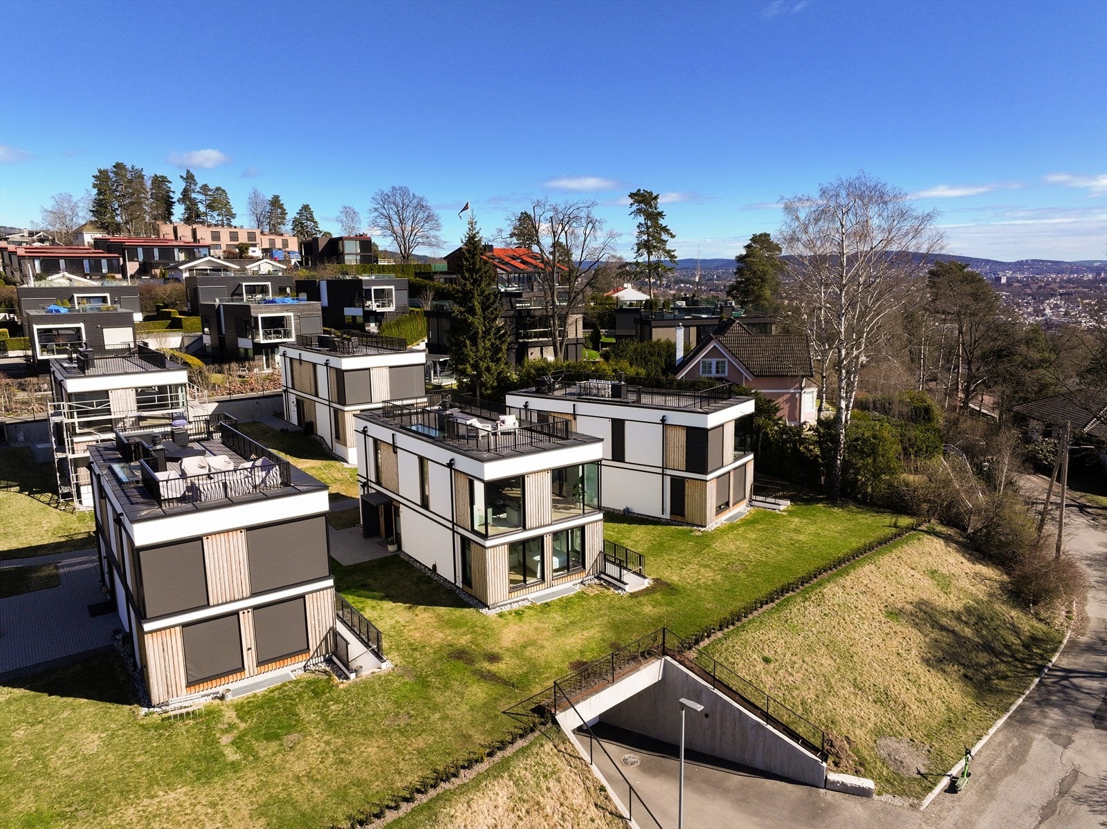 Denne praktfullt beliggende eiendommen ligger i et meget veletablert og attraktivt boligområde på en bedre del av Ullernåsen Galleribilde