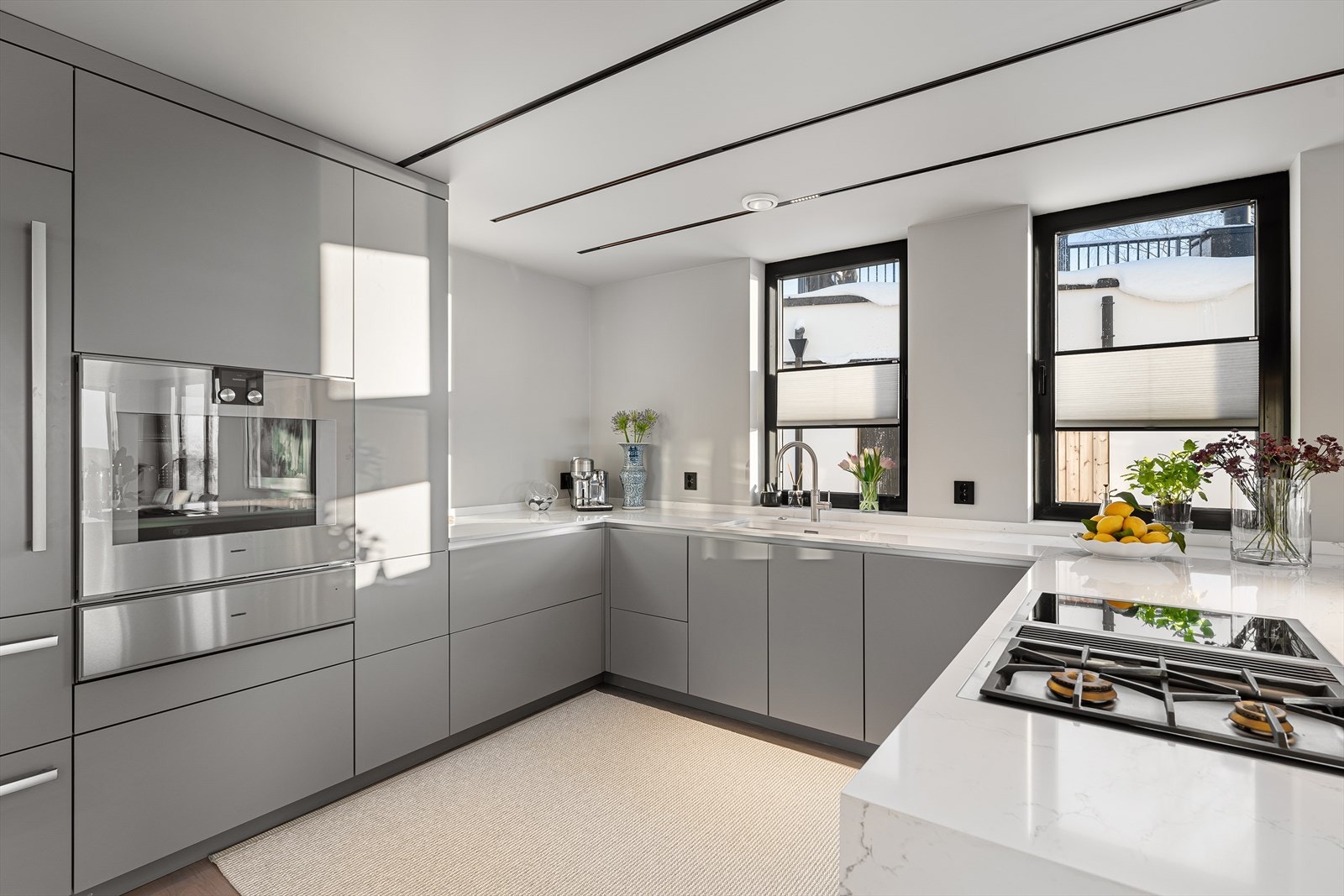 Lekkert kjøkken fra eksklusive Bærum Kjøkkensenter med benkeplate i Silestone kompositt med sprutekant, Quooker med uttrekksslange og kokende samt avkjølt vann med og uten kullsyre Galleribilde
