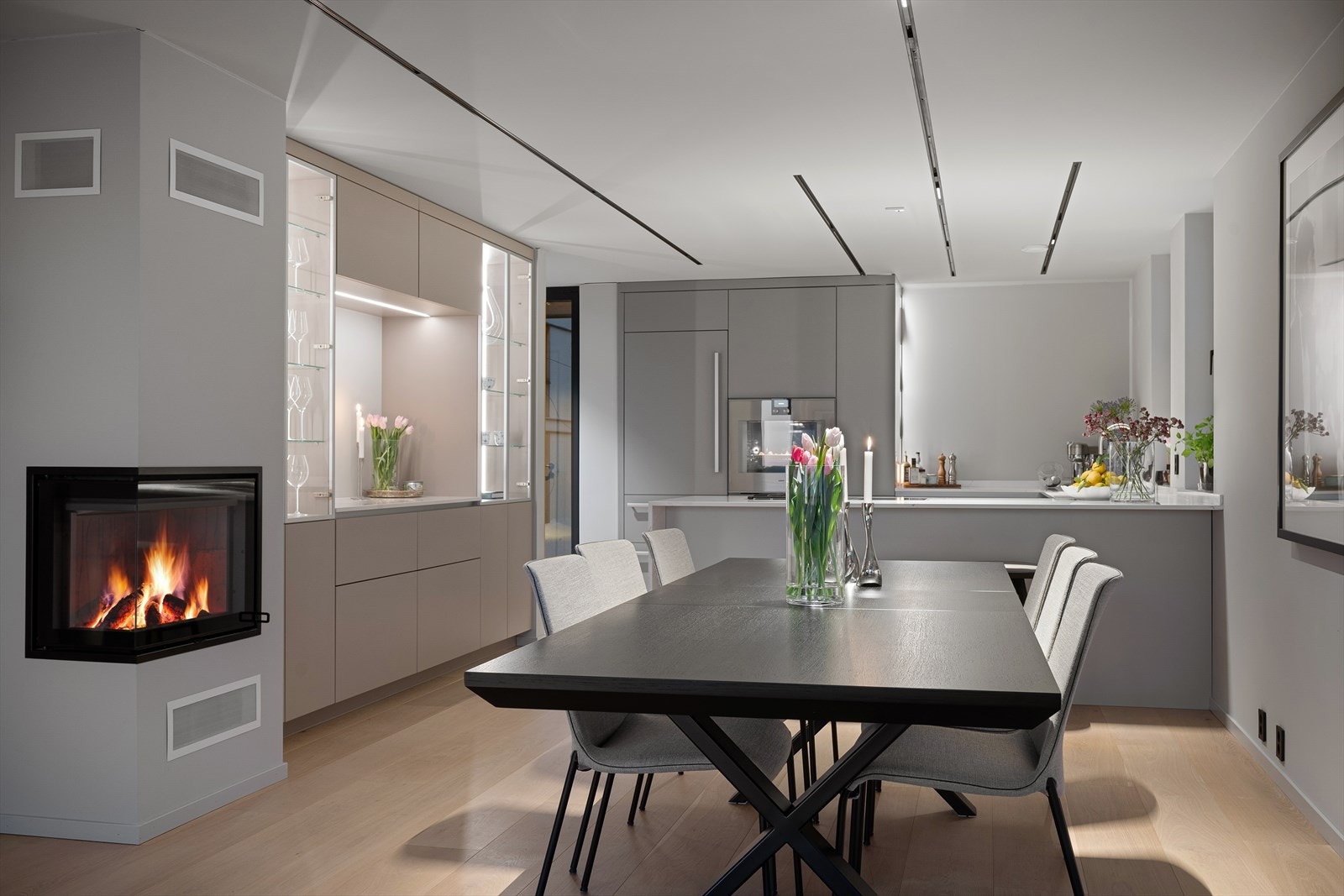 Stekeovn, varmeskuff og kokeplate med induksjon, benkventilasjon og gass fra anerkjente Gaggenau - Miele XXL oppvaskmaskin og premium kjøl- og frysekombinasjon med isbitmaskin fra Liebherr Galleribilde