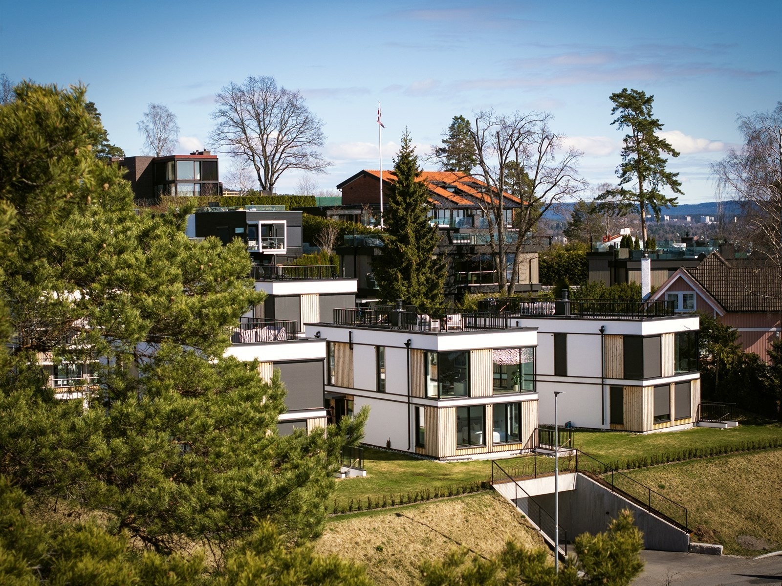 En moderne og arkitektonisk stilfull enebolig som ble ferdigstilt i 2023 Galleribilde