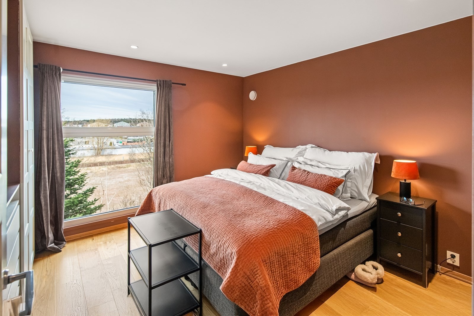 Romslig og lunt, med god plass til stor seng. Galleribilde