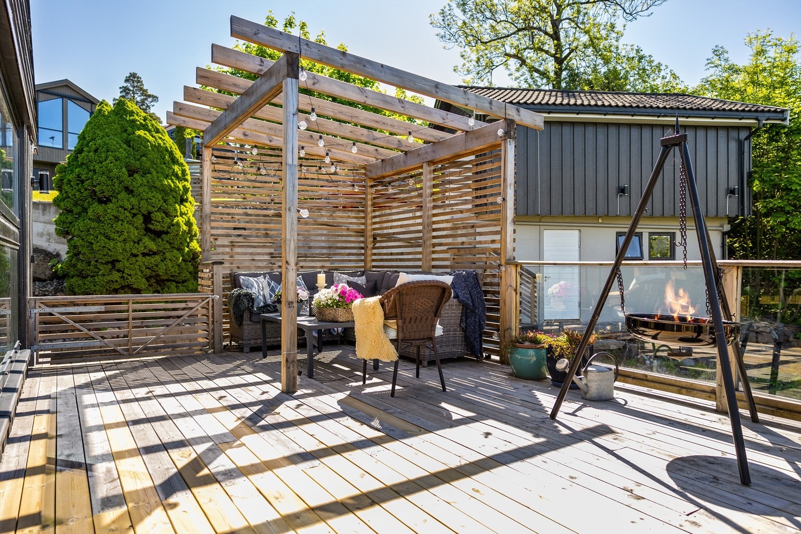 Eiendommen har store og fine terasseflater, både oppe og på nederste plan, som gir deg en plass i solen fra morgen til kveld. Pergola av ny dato bidrar også til et strålende utemiljø. Galleribilde