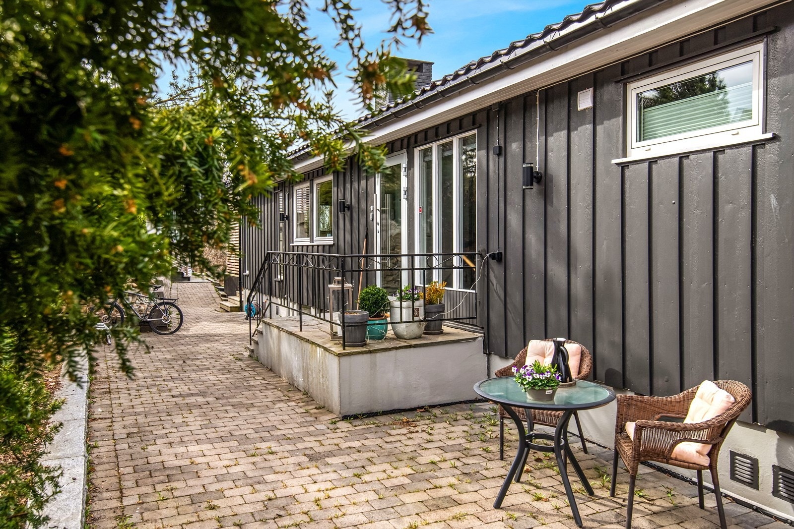 En koselig liten kaféplass i egen hage. En nydelig plass i solen, for en kopp kaffe på morningen. Galleribilde