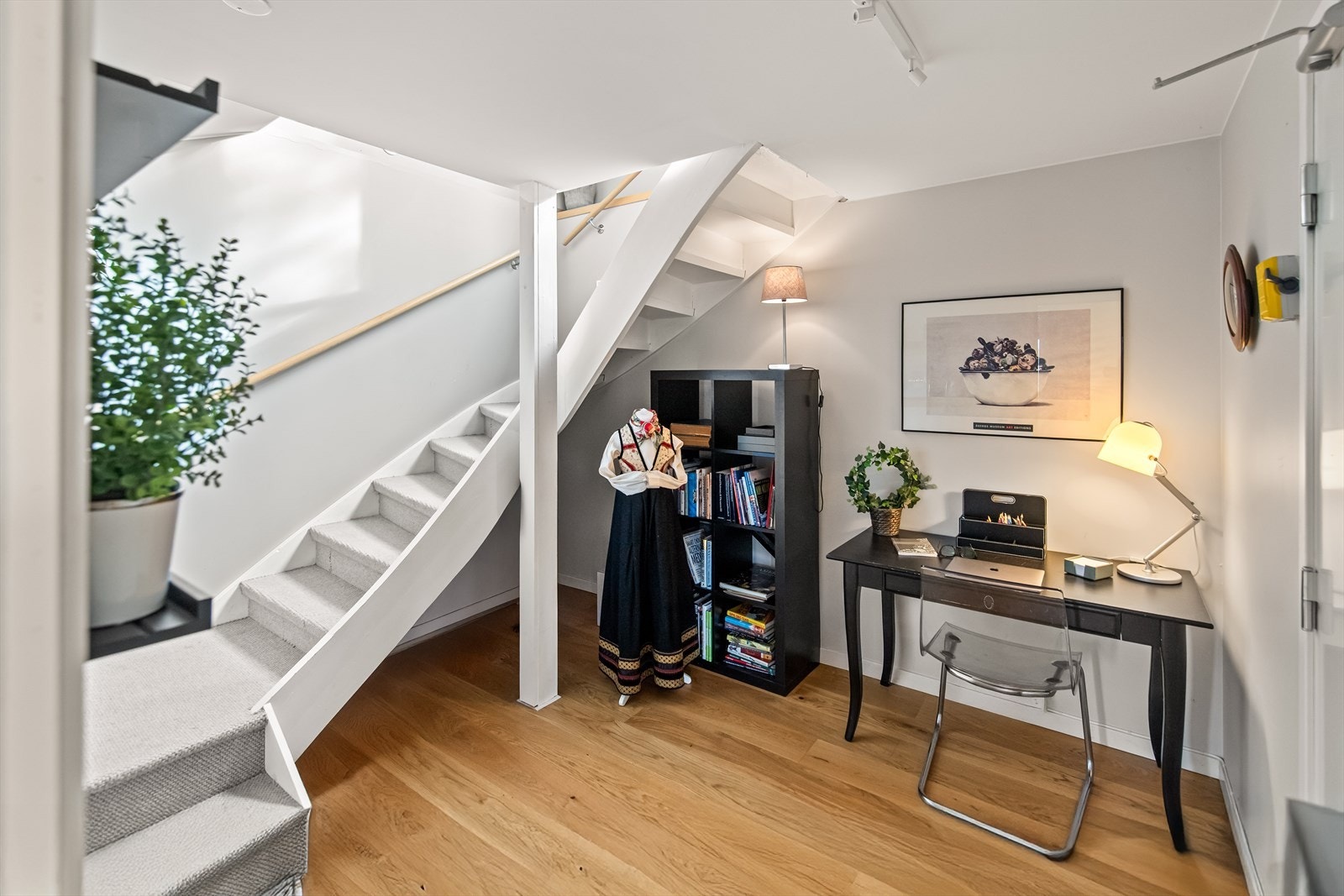 Et trapperom kan også benyttes til hjemmekontor eller lekserom. Innenfor trapperommet er det et stort vaskerom og en bod. Galleribilde