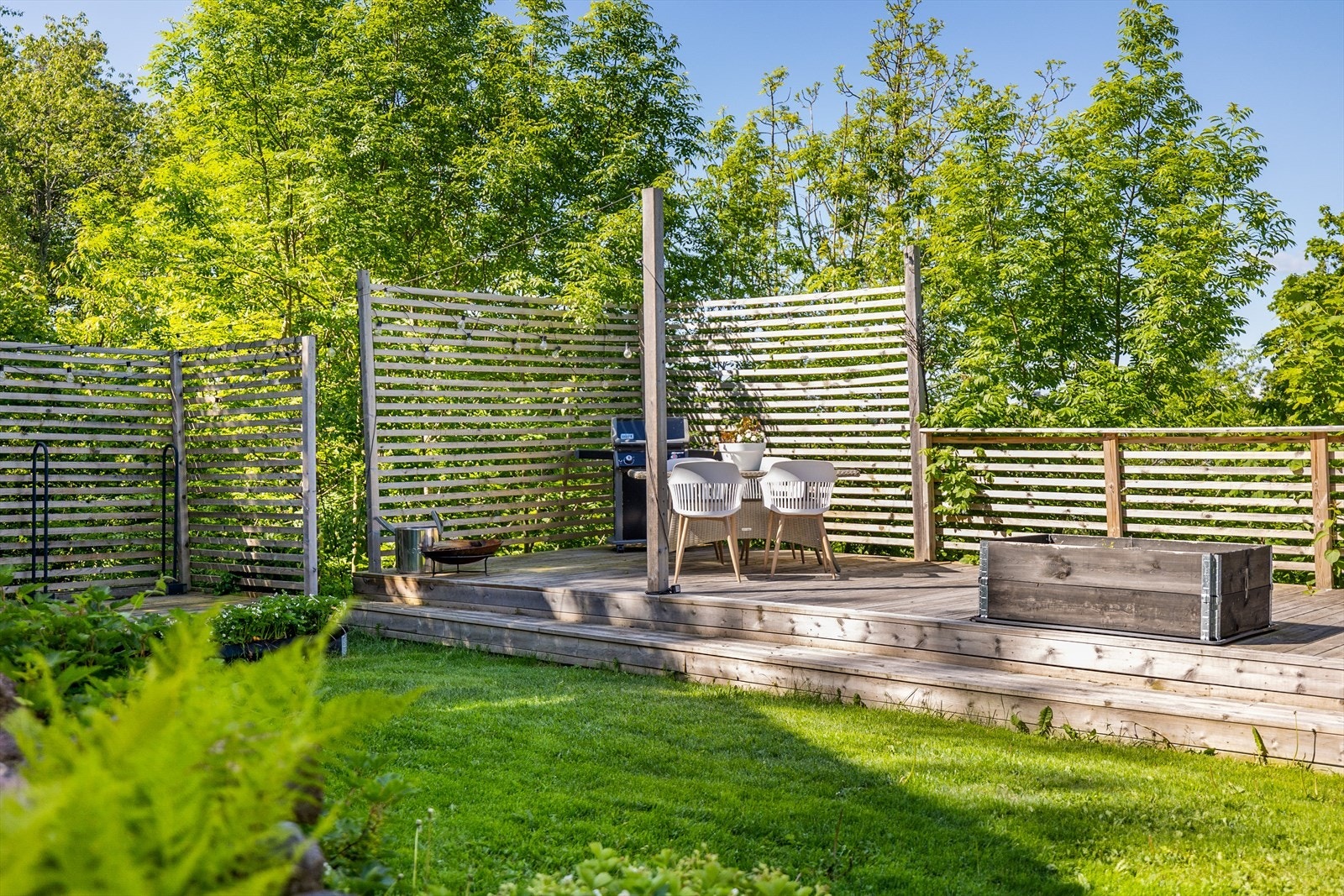 Nede i hagen er det rom for lek, sol, grill, bålpanne, og her kan du plukke rips fra de fire ripsbuskene, eller dine egne jordbær fra fire jordbærkasser. Galleribilde
