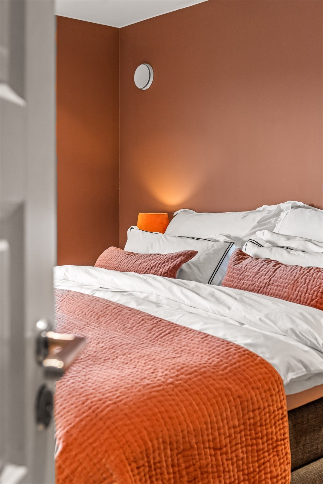 Videre innover i gangen finner du hovedsoverommet med walkin-in og eget bad Galleribilde