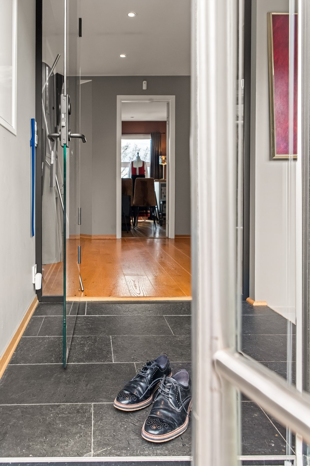 Boligen har glassdør/butikkdør som inngangsdør Galleribilde