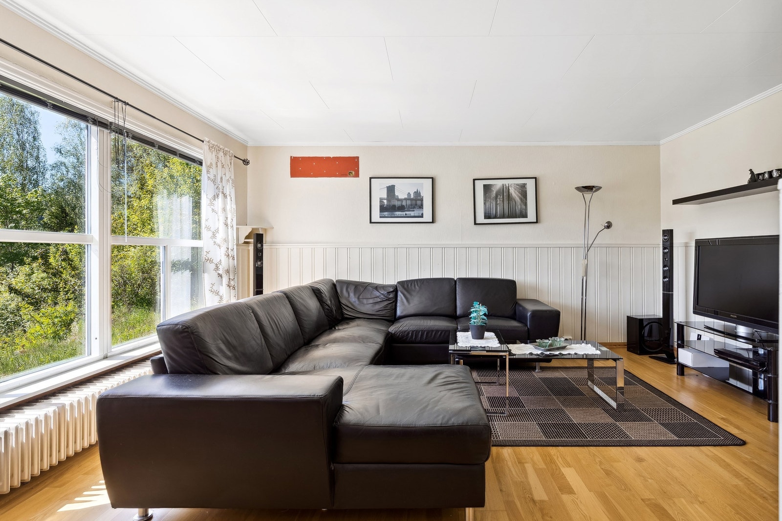 Tv-stue med gode lysforhold. Parkettgulv. Galleribilde