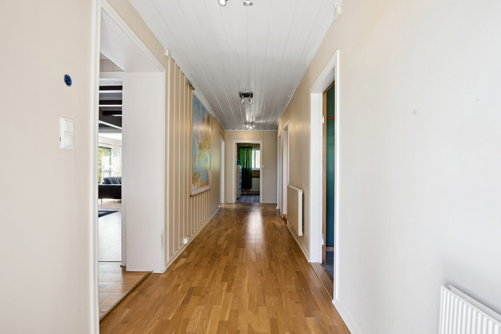 Oppholdsrommene ligger i underetasje, med adkomst på siden av bygget. Galleribilde