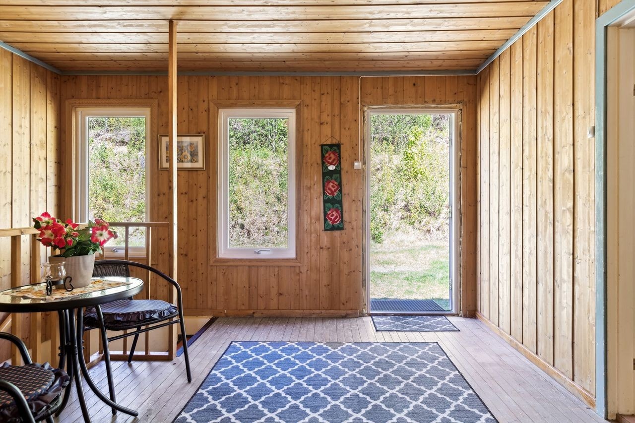 Gang og inngangsparti til 1.etasje, med den opprinnelige, ubehandlede panelen på vegger. Vinduer fra 2006. Galleribilde