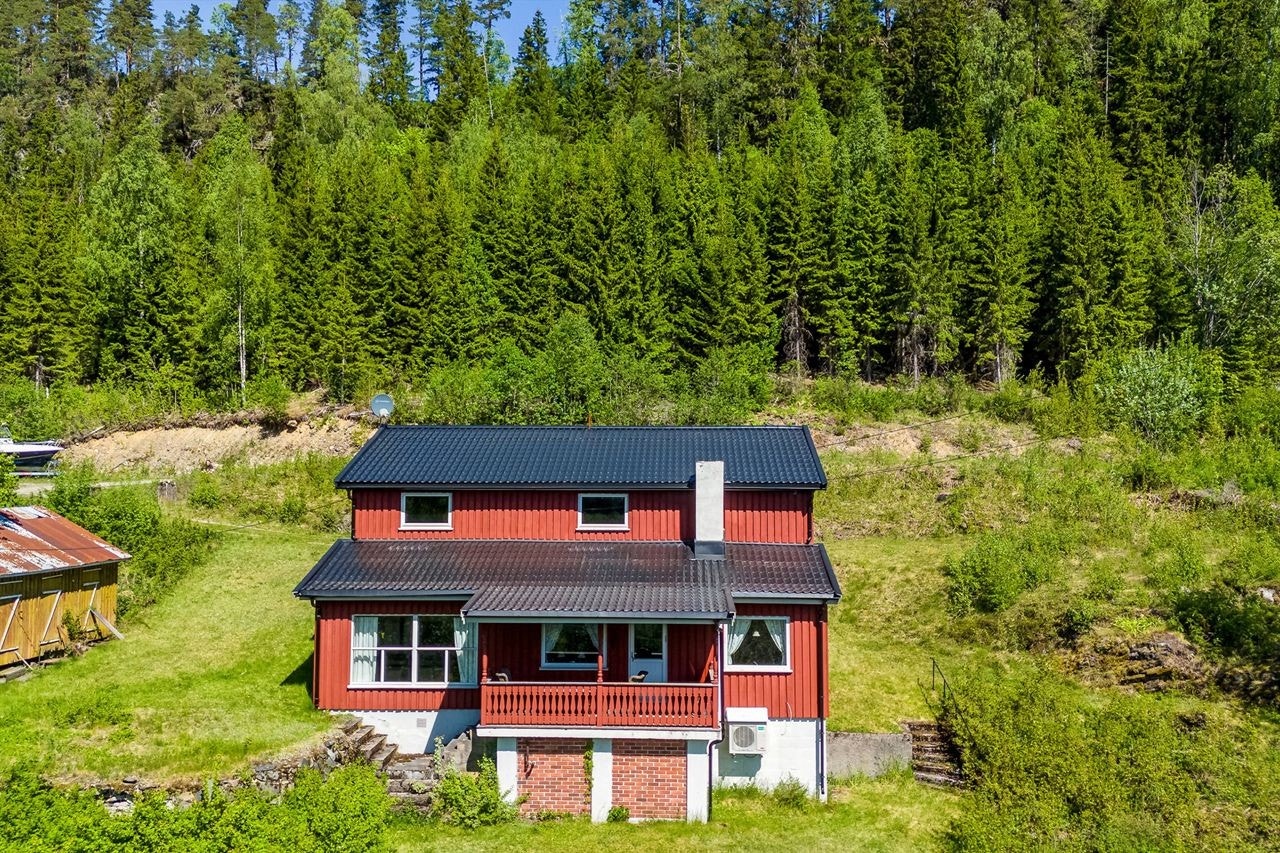 Opprinnelig en hytte, som ble tilbygd og omgjort til enebolig på 50-tallet. Galleribilde