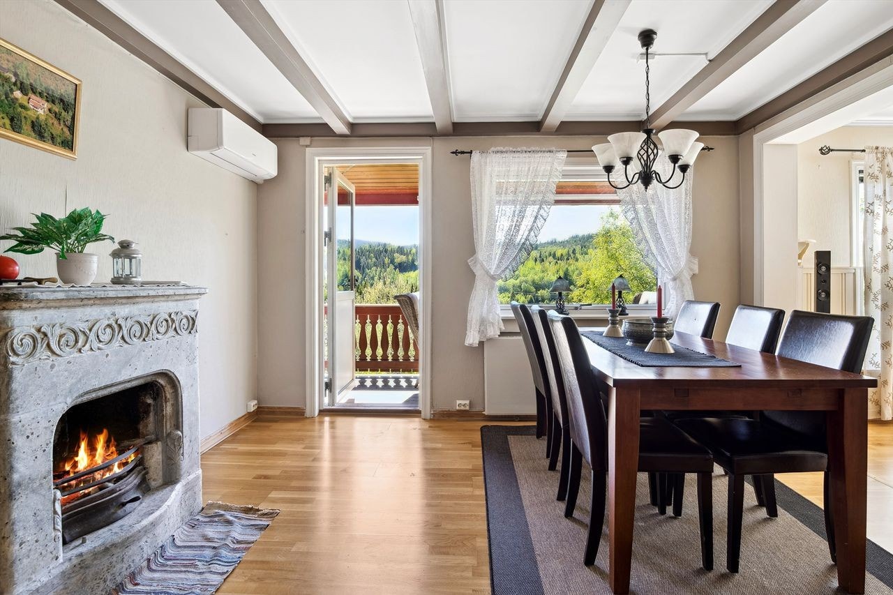 Spisestuedel. Det er installert varmepumpe. Peisen er ikke i bruk (TG3). Galleribilde