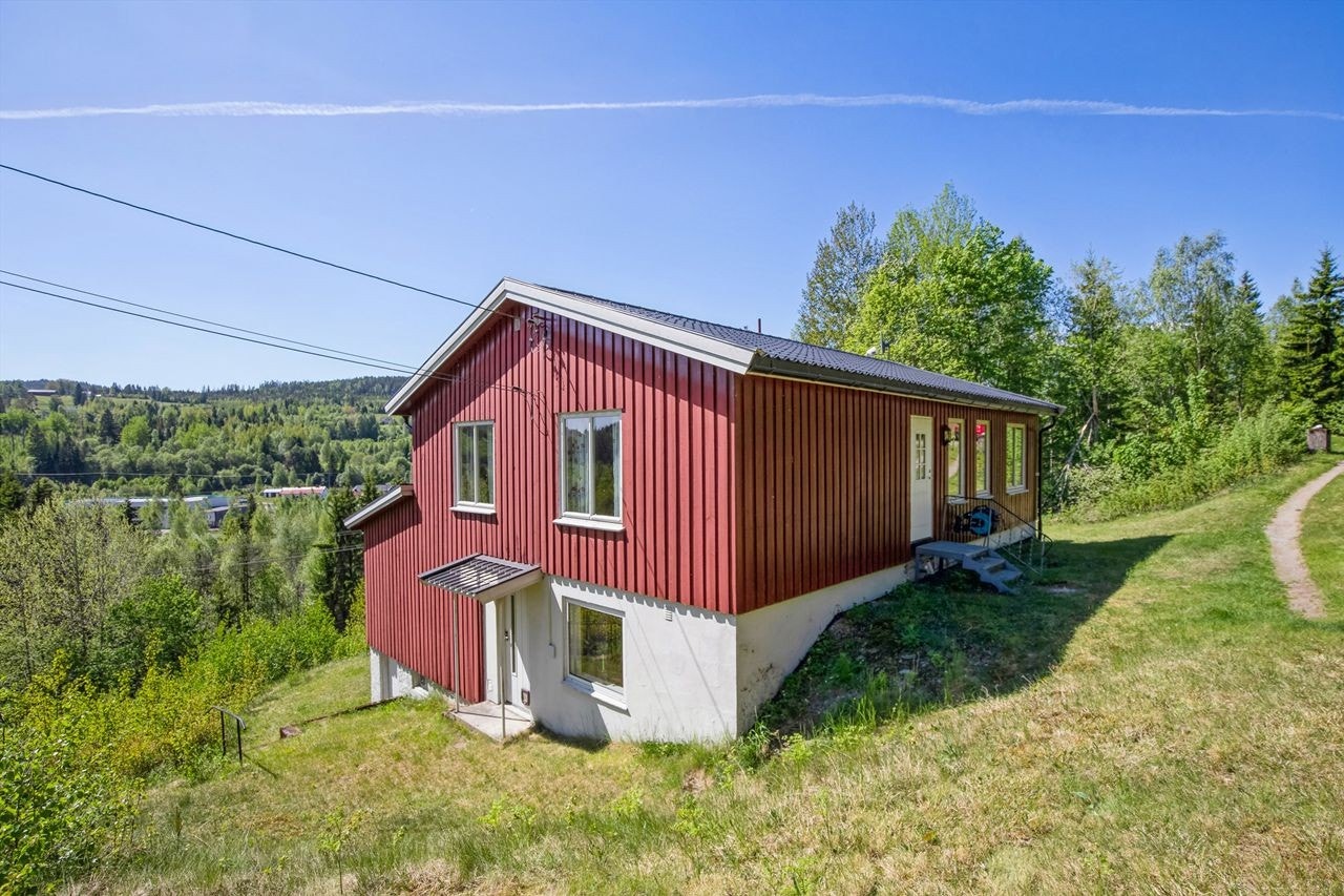 Eiendommen ligger i sørvestvendt terreng, med gode solforhold! Galleribilde