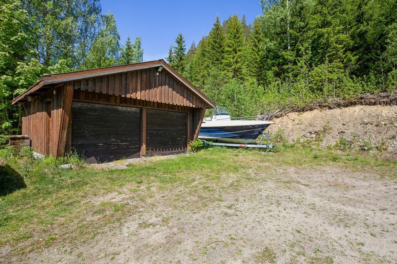Dobbel garasje. Denne er oppført utenfor tomtegrense. Galleribilde