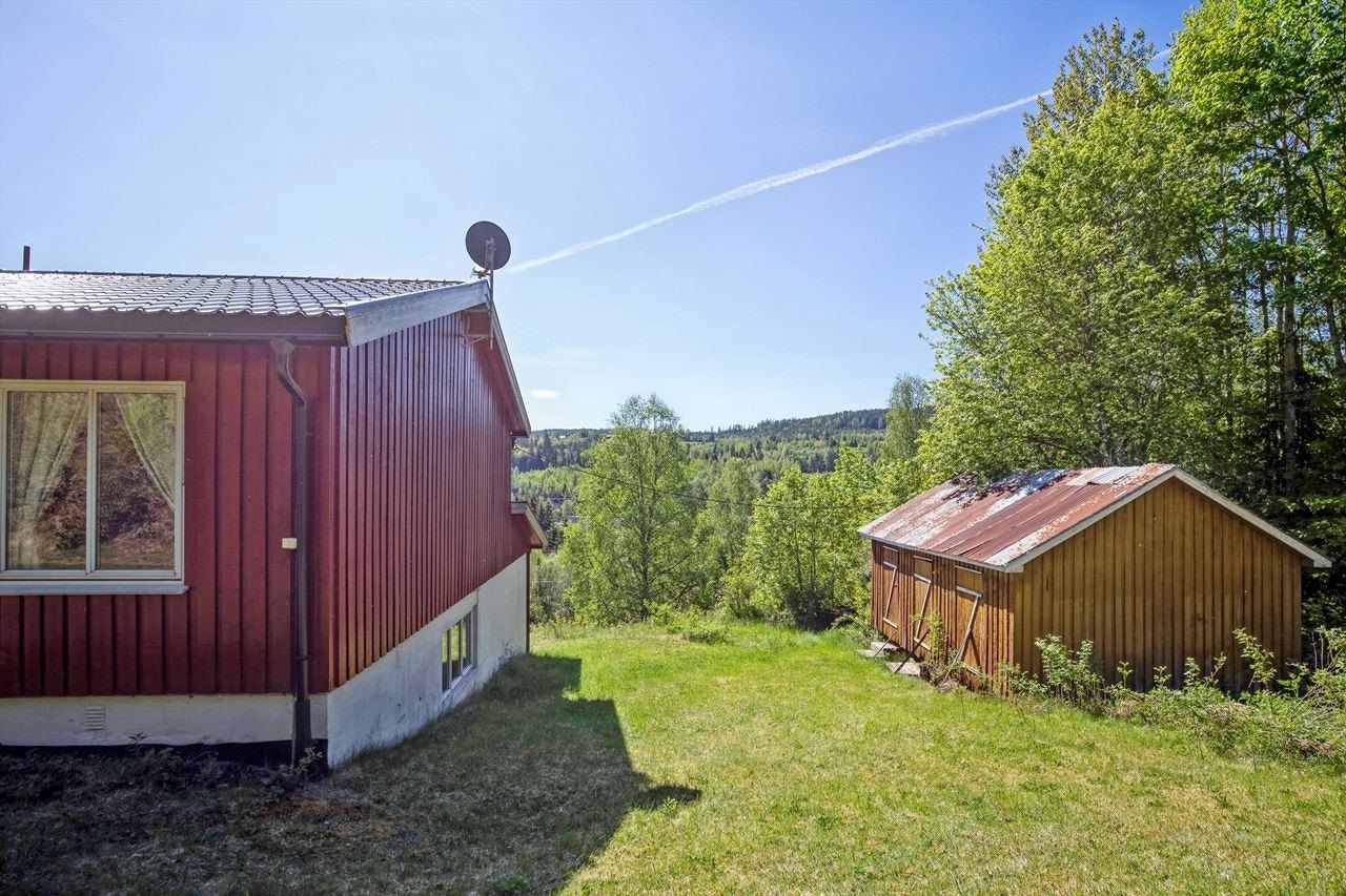 Gammelt uthus fra eiendommens opprinnelsesår. Godt med lagringsplass. Galleribilde