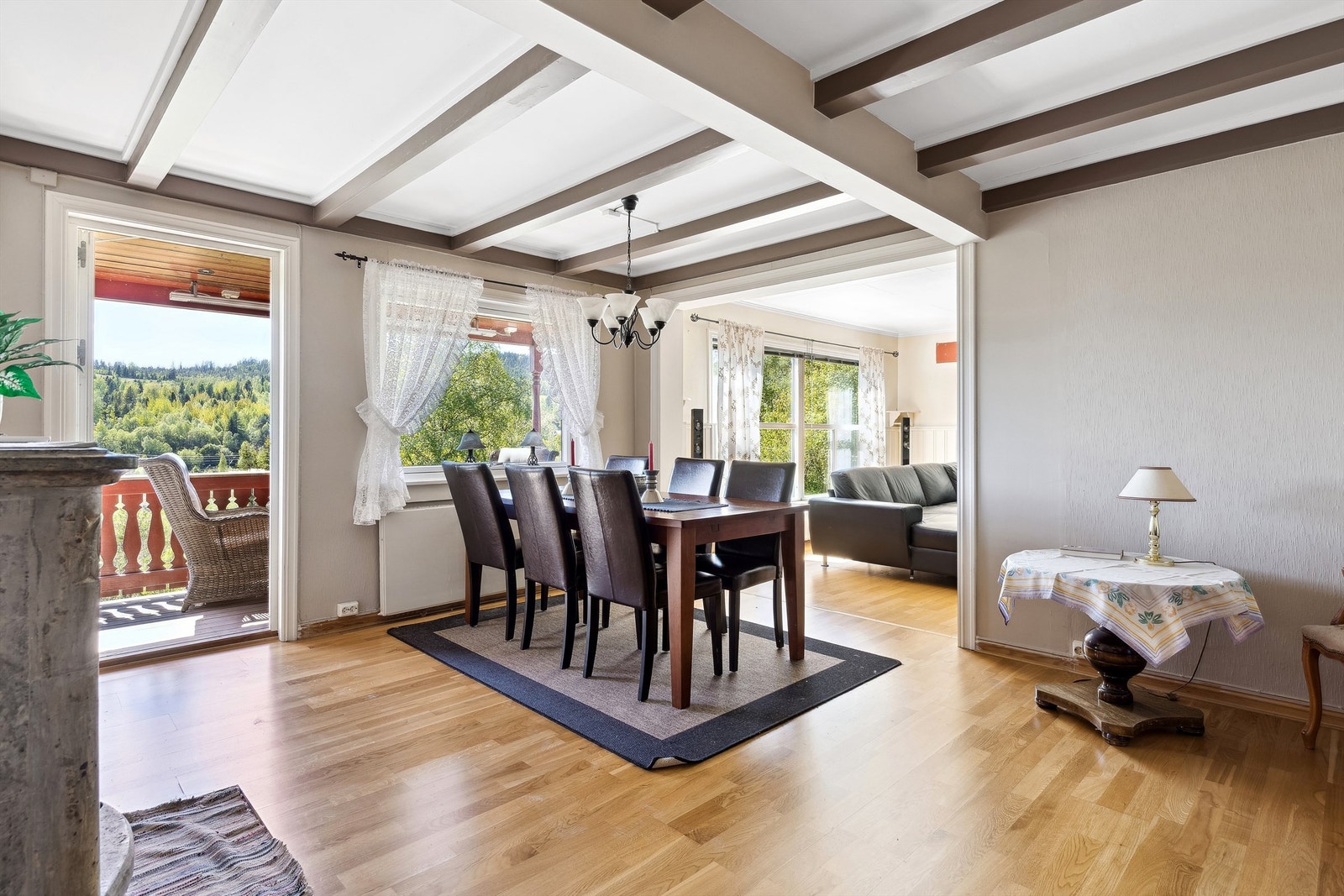 Et lyst og trivelig oppholdsrom, med utgang til terrasse. Galleribilde