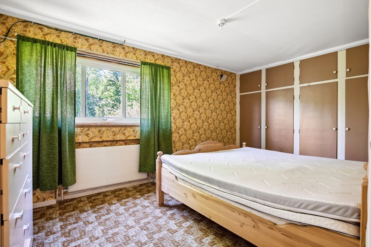 Ett av to soverom i underetasje - dette har praktiske, plassbygde skap. Galleribilde