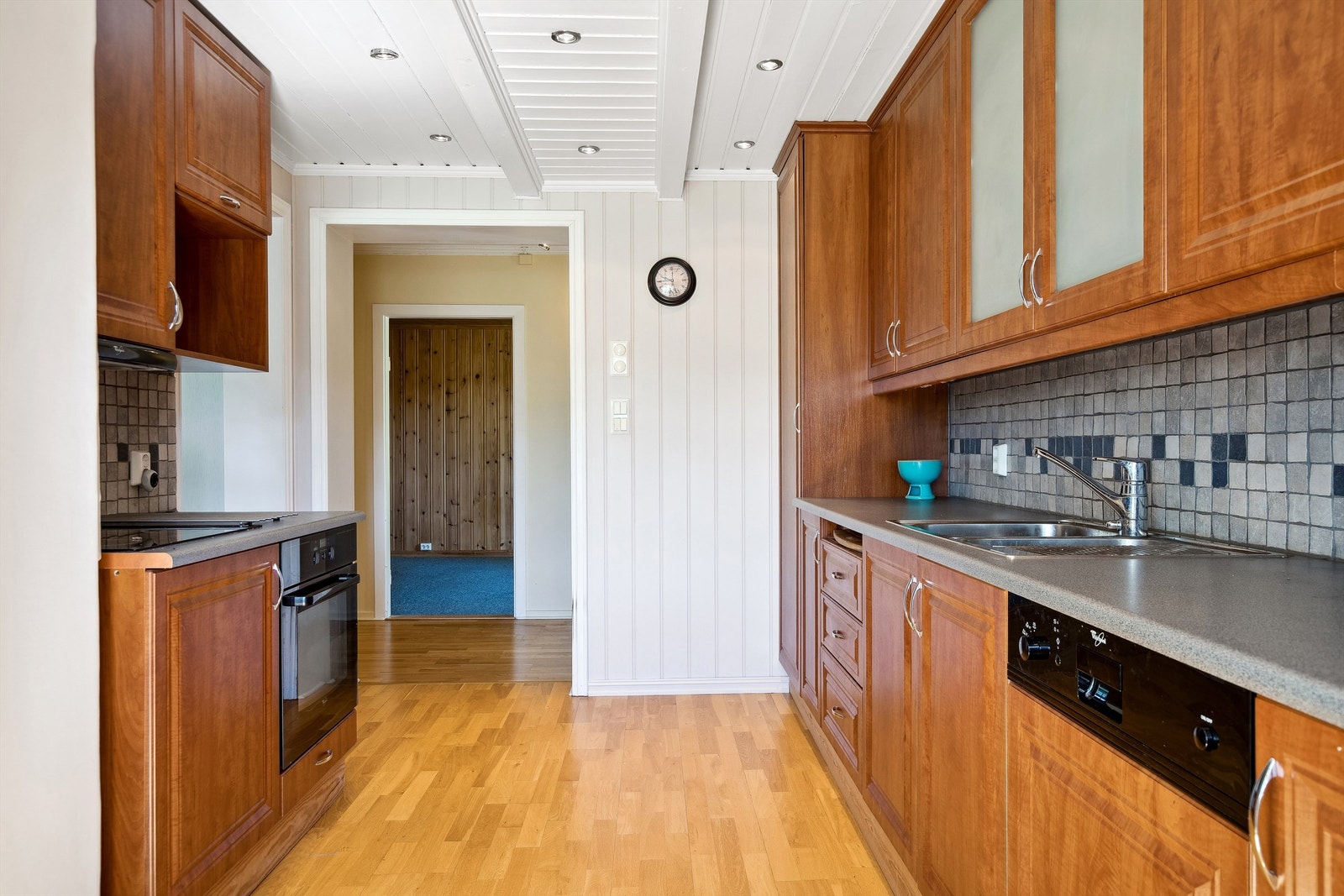 Kjøkkenet ble oppgradert i 2006, med parkett på gulv og vegger og himling kledd med panel. Galleribilde