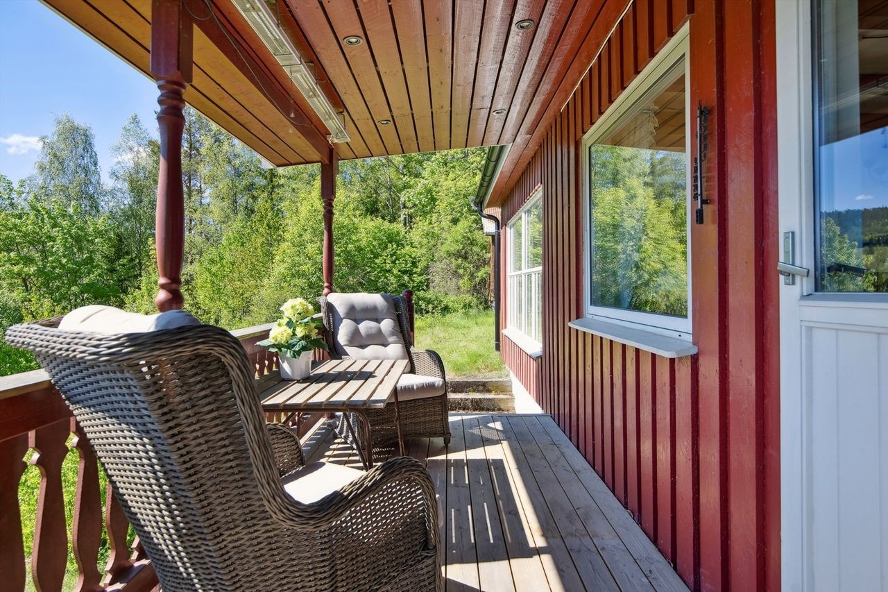 Den overbygde, sørvendte verandaen har downlights og varmelamper. Et lunt og trivelig uterom! Galleribilde