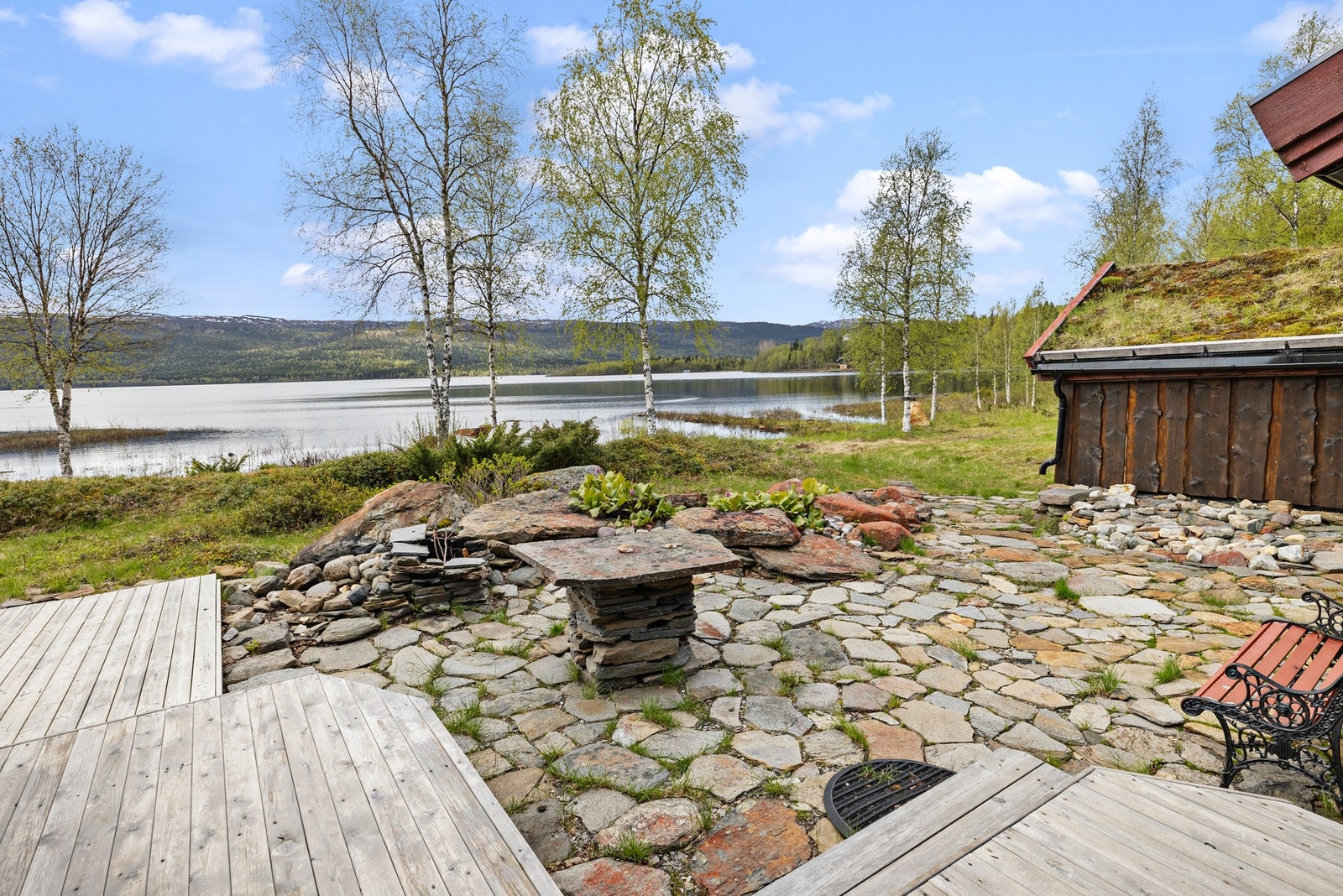 Solrik naturtomt helt nede ved vannkanten Galleribilde