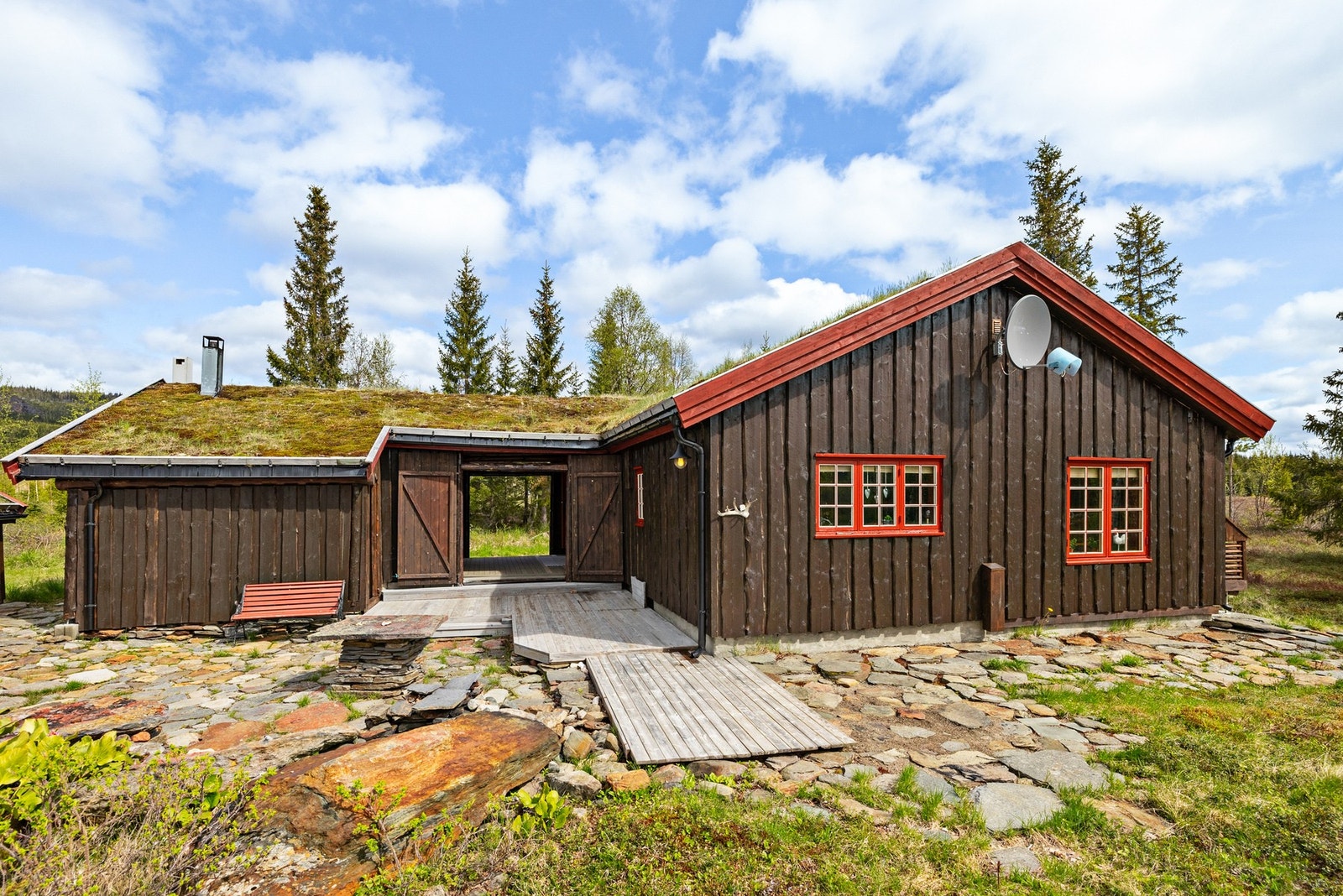 Hytte og anneks er praktisk sammenbygd via svalgang Galleribilde