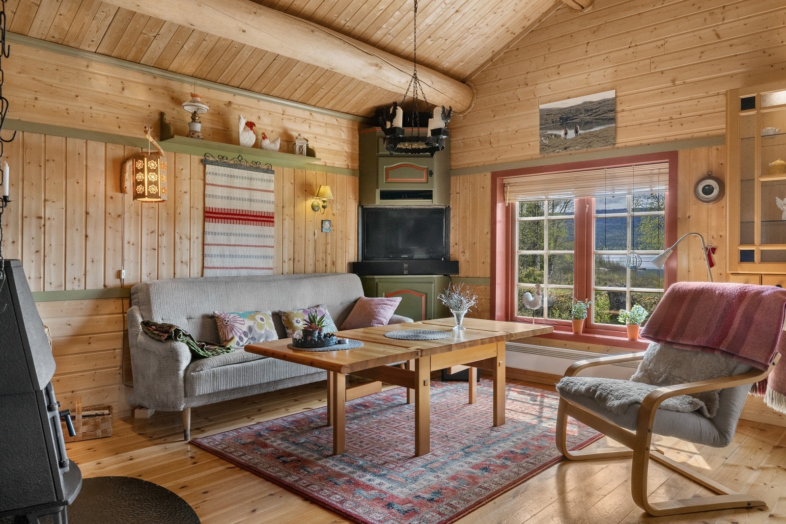 Fin utsikt til flotte uteomgivelser med sjø og frodig natur Galleribilde