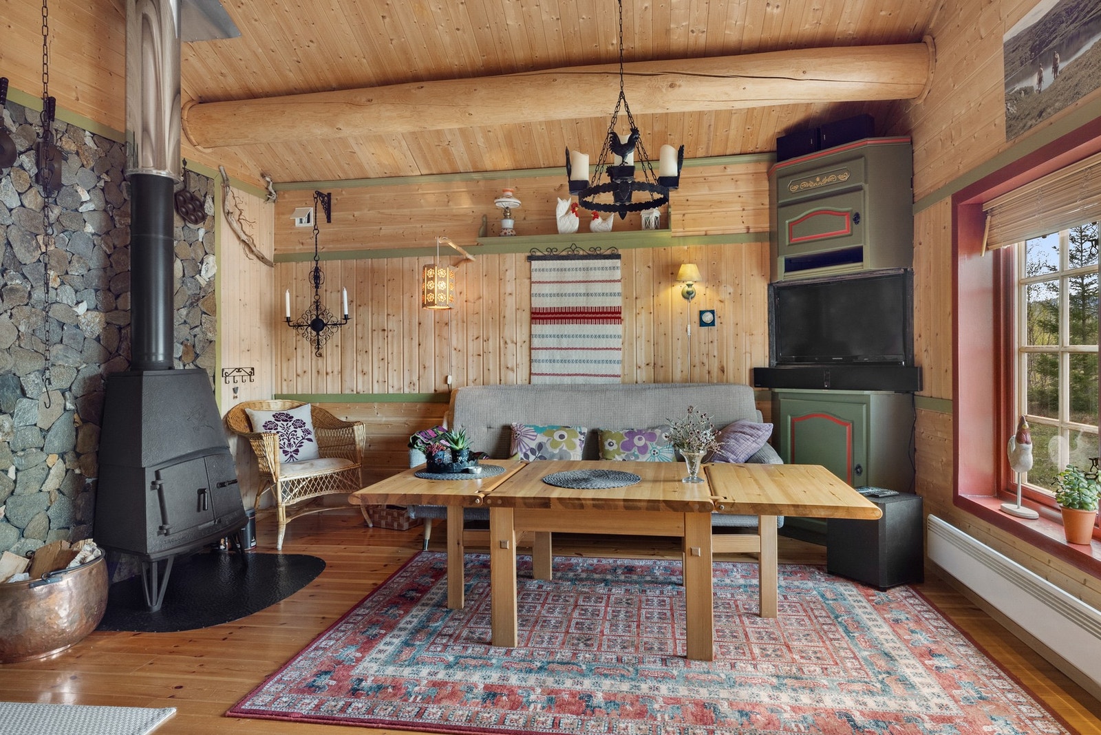 Oppvarming med vedfyring og varmepumpe. Det er også installert SmartHytte-system Galleribilde