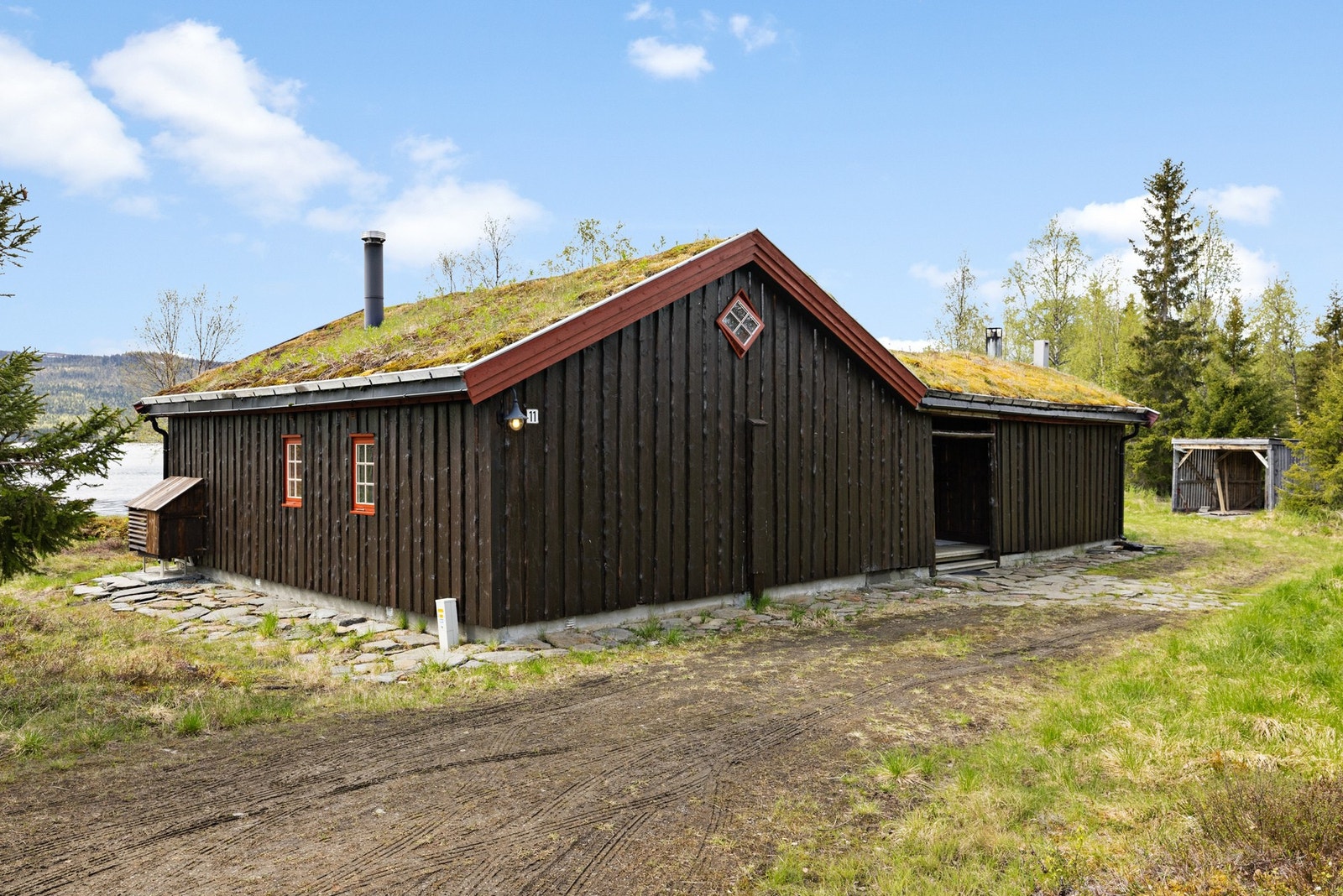 God adkomst med bilvei heilt fram. Parkering utenfor hytta Galleribilde