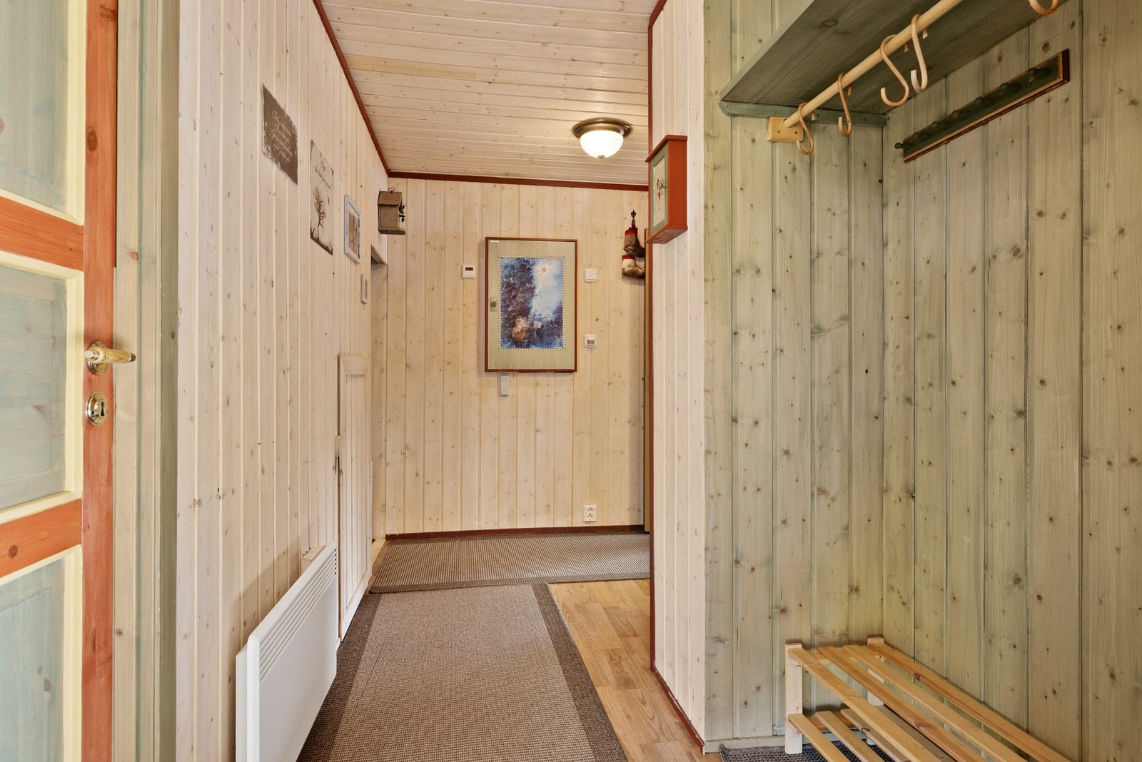 Hytta består av gang, rom med servant, 2 soverom, stue, kjøkken, trapperom og hems Galleribilde