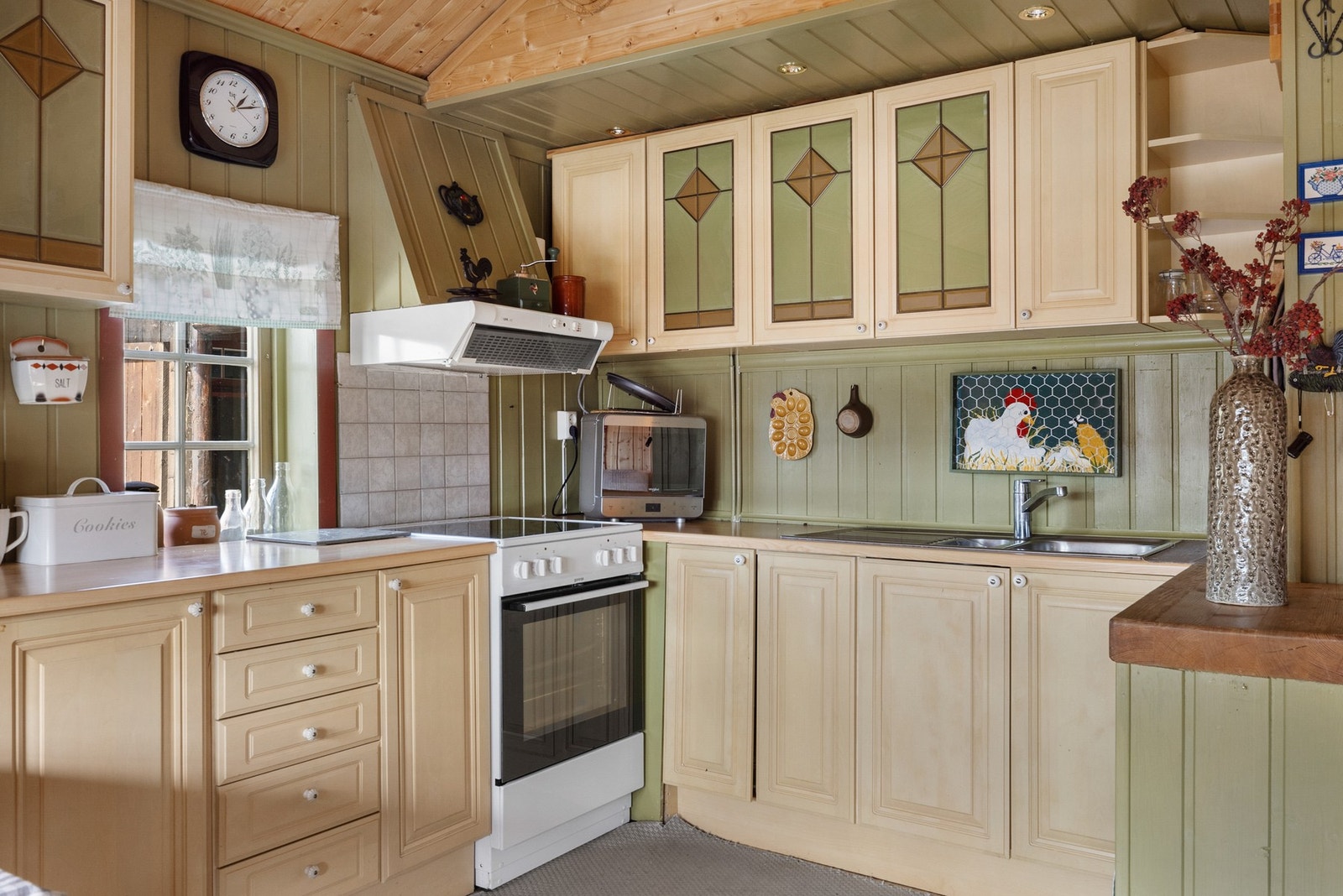 Funksjonelt hyttekjøkken med pene detaljer Galleribilde