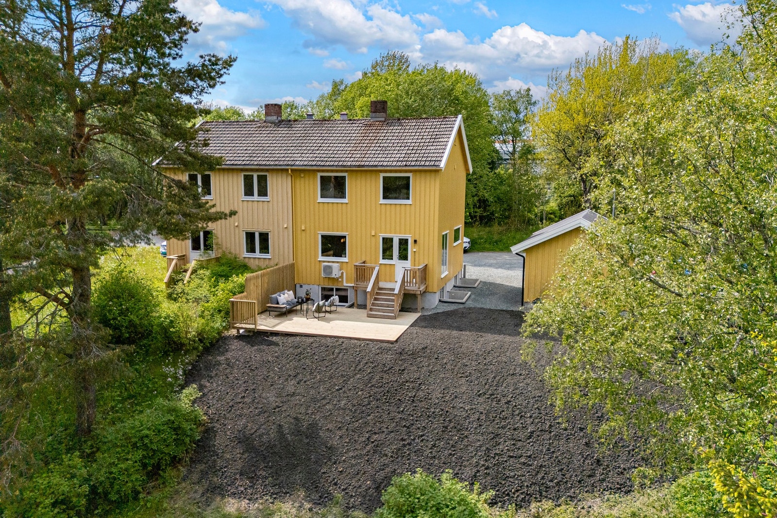 Velkommen til Stavsvegen 30! En totaloppusset vertikaldelt halvpart med sentral og idyllisk beliggenhet. Galleribilde