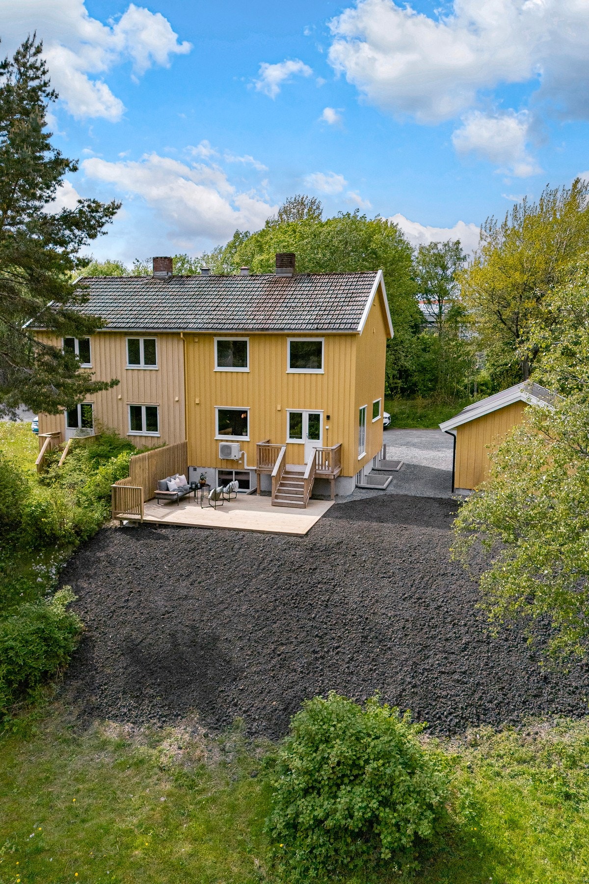 Nylig planert og opparbeidet hage som vil bli sådd med gress. Galleribilde