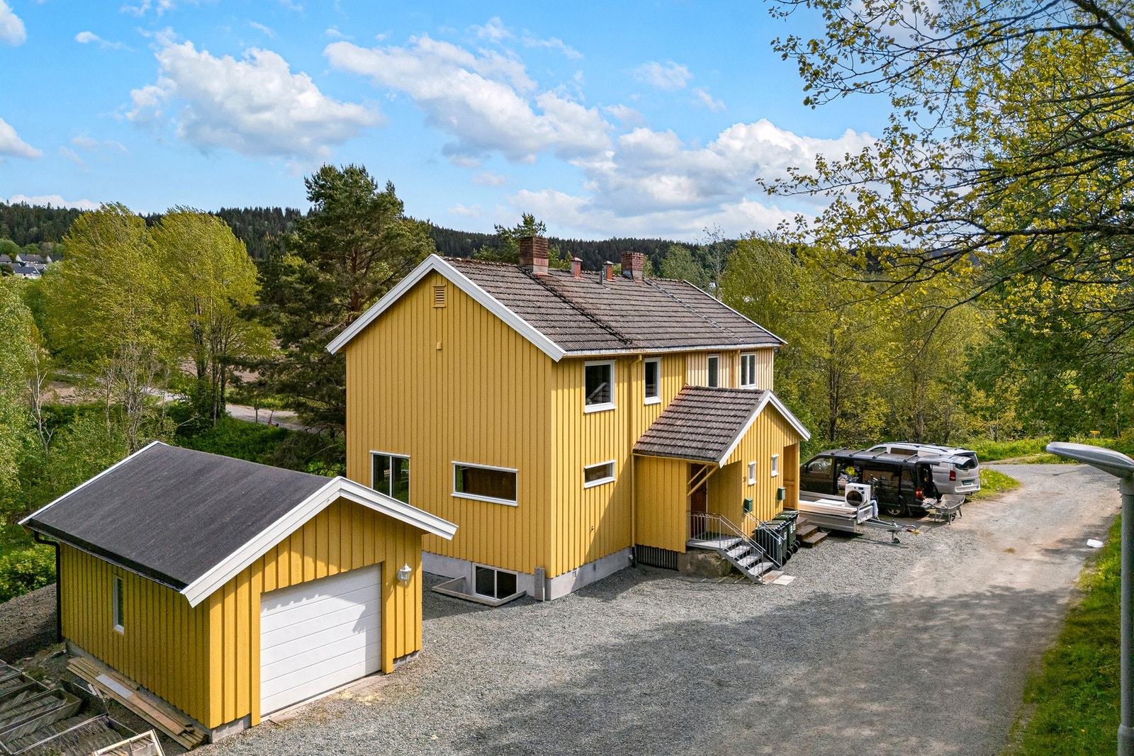 Egen garasje med automatisk portåpner og flere oppsiliingsplaser på tomten. Galleribilde