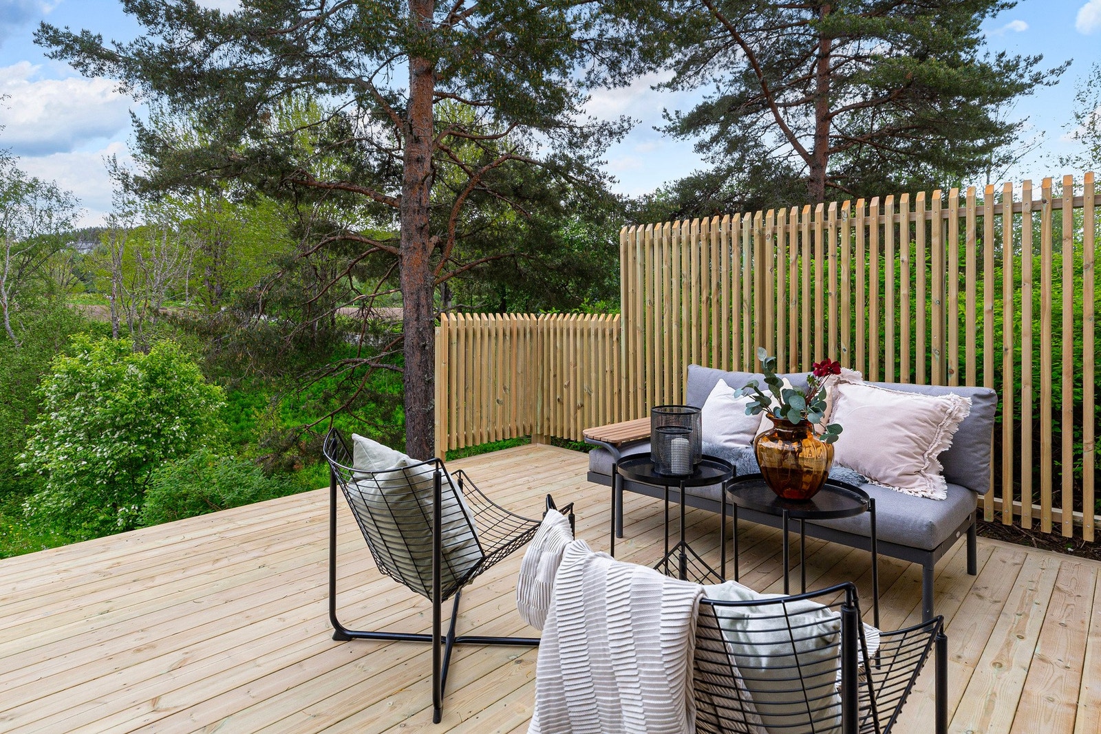Nybygd terrasse på baksiden av huset. Galleribilde