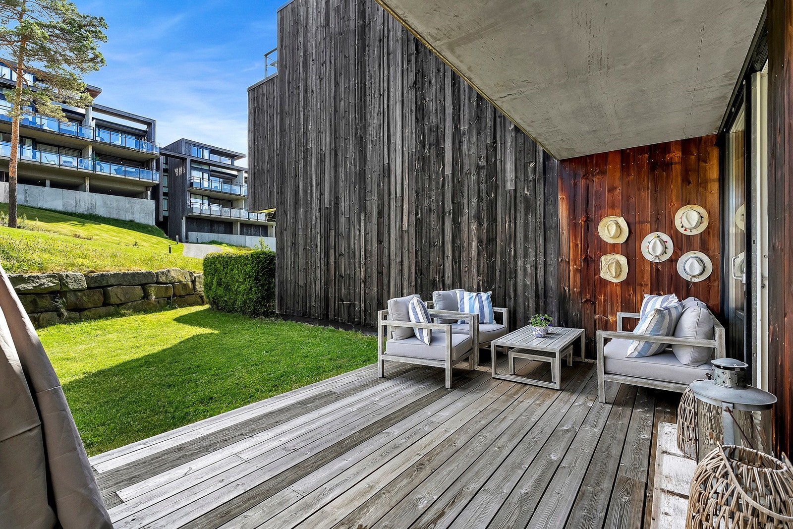 Skjermet terrasse vendt mot de velholdte fellesarealene. Galleribilde