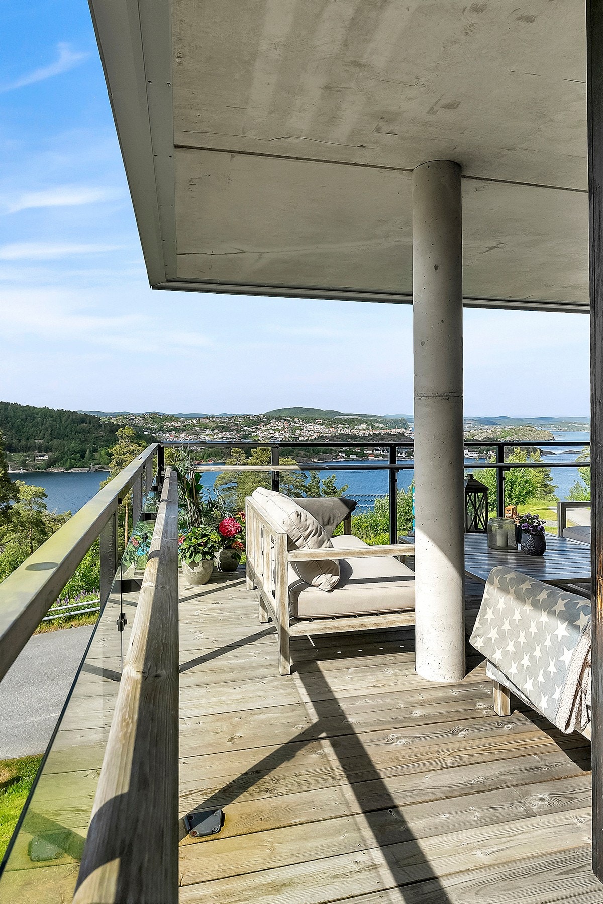 Åpen terrasse med flott utsyn mot sjøen og plen! Galleribilde