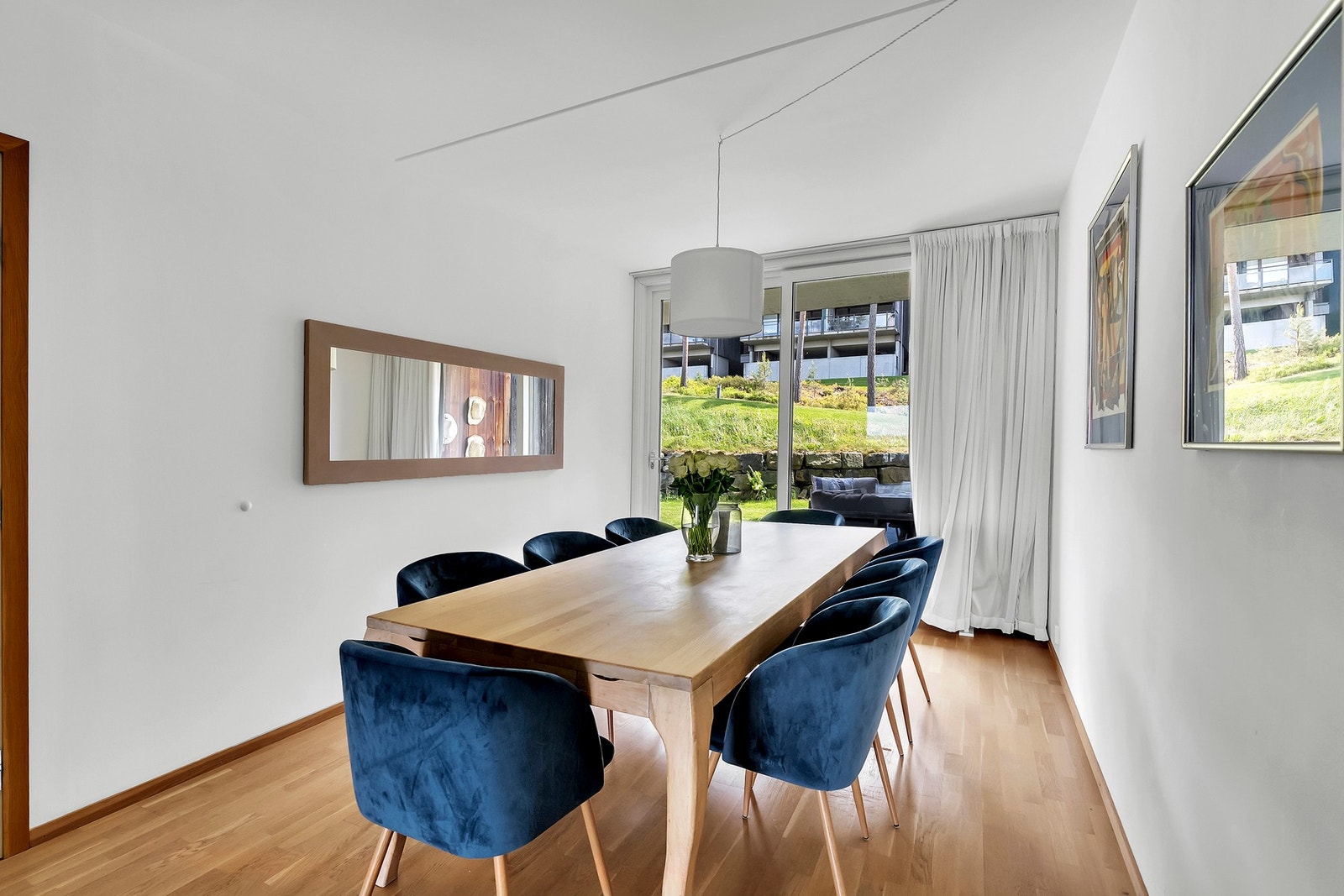Stuen har en romslig utforming som gir deg gode muligheter til å innrede med både sofagruppe og spisebord. Galleribilde