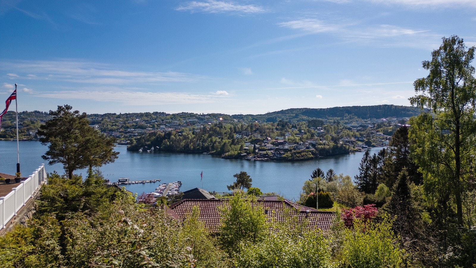 Eiendommen er bliggende i området som i hovedsak er bestårende av eneboliger Galleribilde
