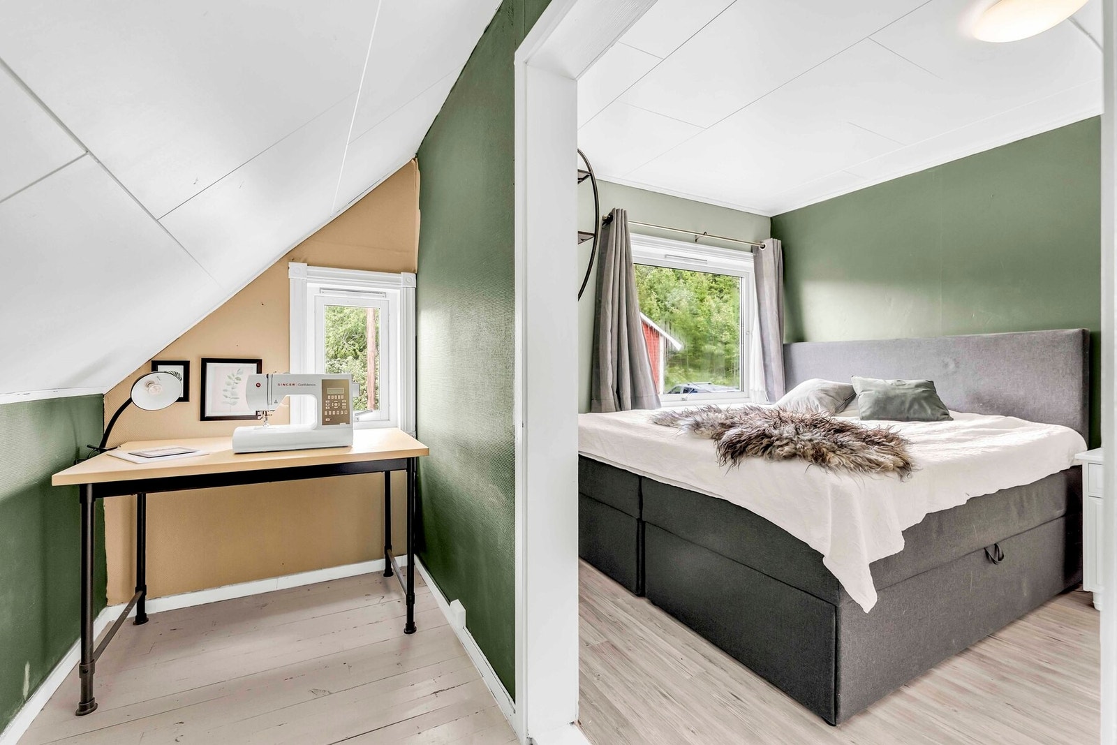 Det er tre soverom og flere alkover i andre etasje Galleribilde