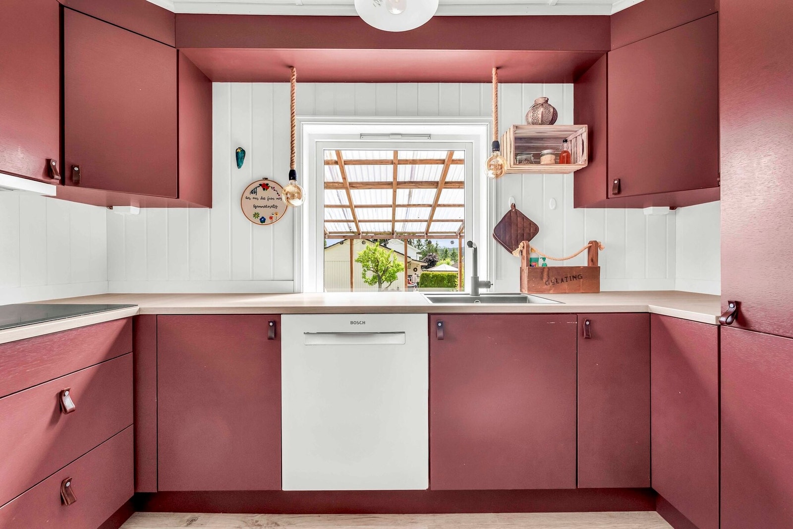 Hvitevarer som er på kjøkkenet medfølger Galleribilde