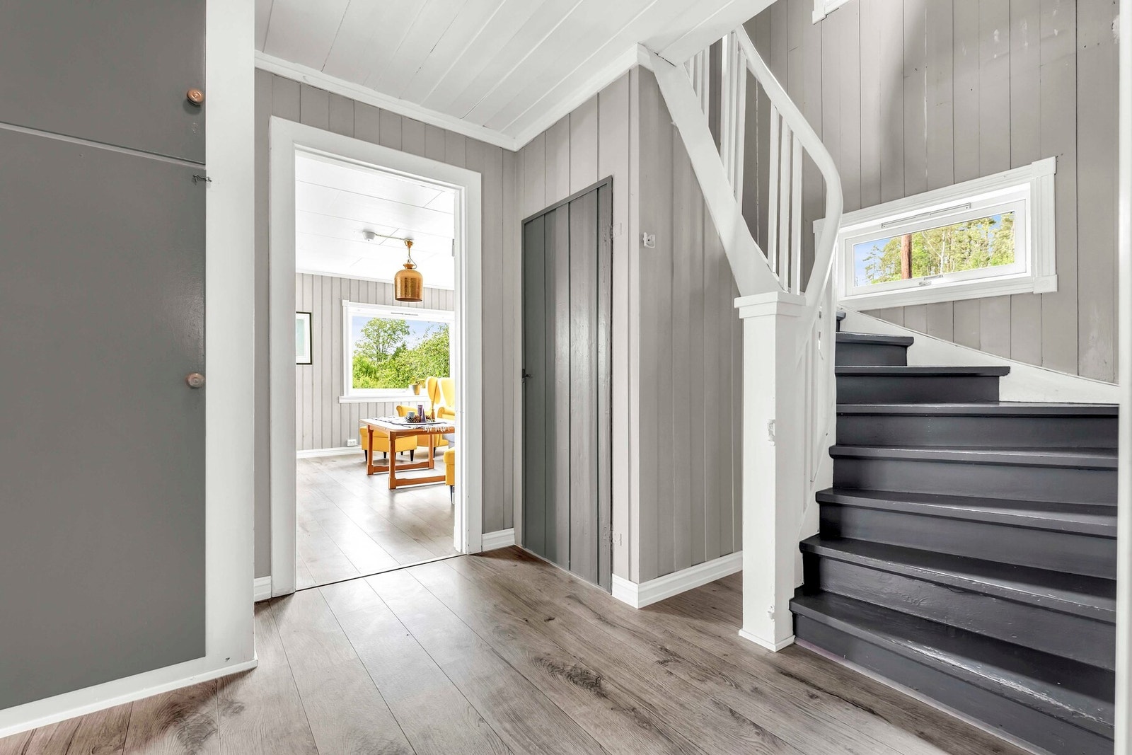 Romslig og koselig trapperom i første etasje Galleribilde