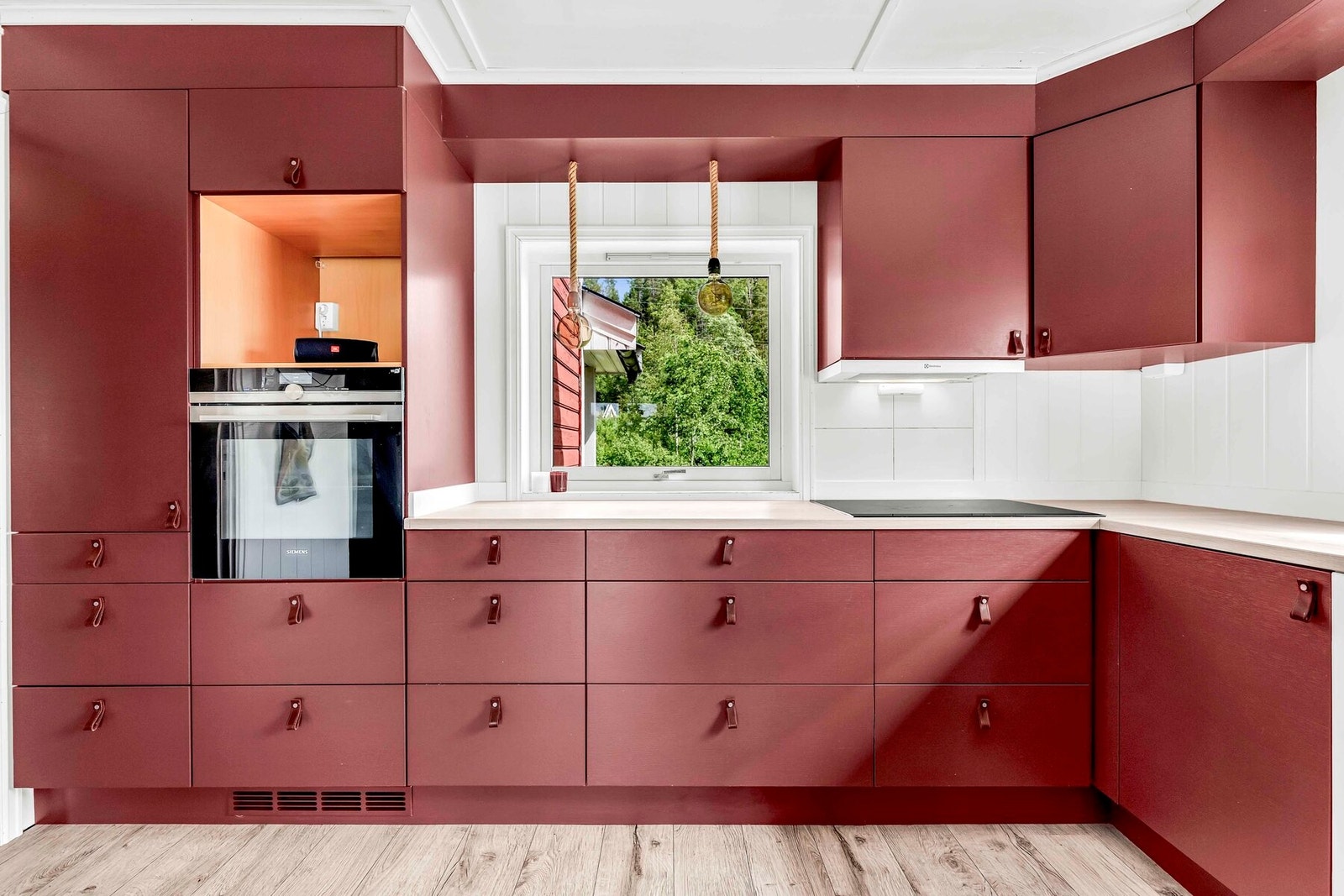 Kjøkken med nyere innredning fra Huseby kjøkken! Galleribilde