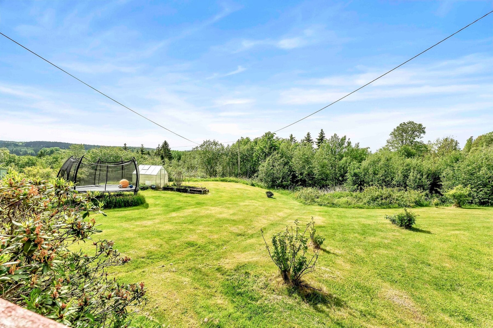 Herlig tomt og landlig beliggenhet med 2347 kvm eiet tomt Galleribilde