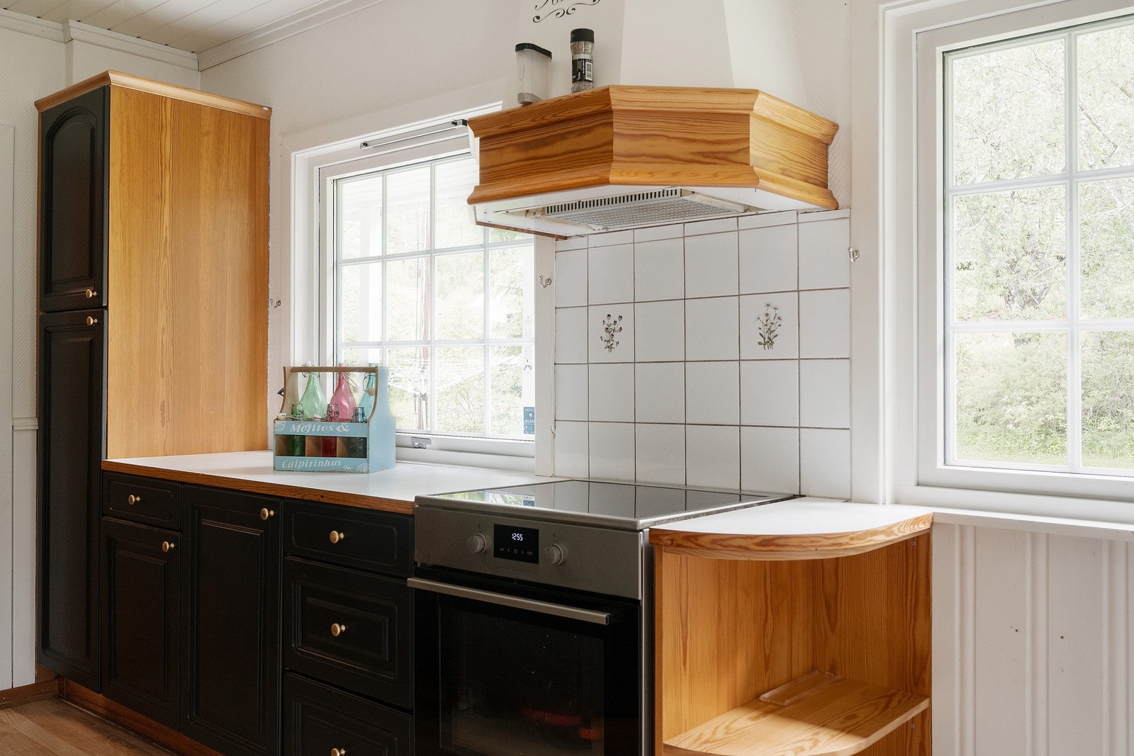 Innredningen har blitt malt opp igjen i senere tid og består av profilerte heltrefronter og laminatbenkeplate med nedfelt oppvaskkum i stål. Galleribilde